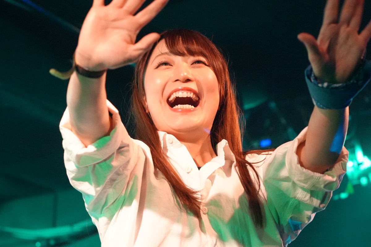 SHIMARICAjp's tweet photo. ごきげんよう🐵

このお写真、さえちゃん@Sae_nyoro が
#酒バン の時に撮ってくれたものなのですが、歯並びだいぶ綺麗になったなぁ🦷✨と思えてハピネスです🥰
来年までにはマウスピース矯正終わらせたいな🥺

それにしても楽しそうだ☺️
楽しそうなお写真は二重顎もご愛嬌🙂🩷 https://t.co/omqXEkxbXm