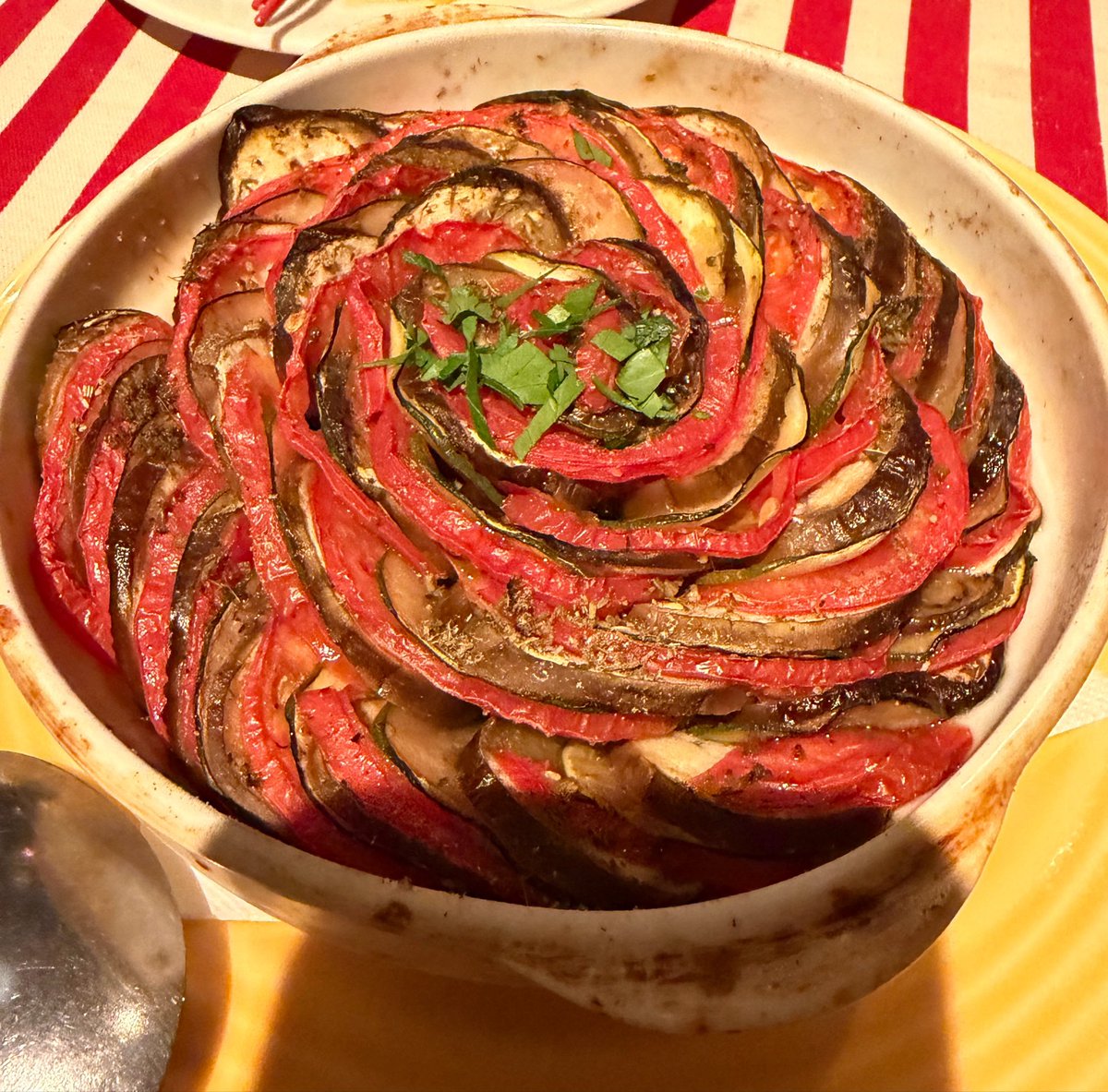 uohmdmd's tweet photo. 大学時代の親友とその彼女と夕食🍽️
と思ったら、婚姻届の証人を頼まれた。
人生で初めて書いたし、自分もそう言う年なのかと感じた。
お幸せに😊 https://t.co/oHLss7TrA6