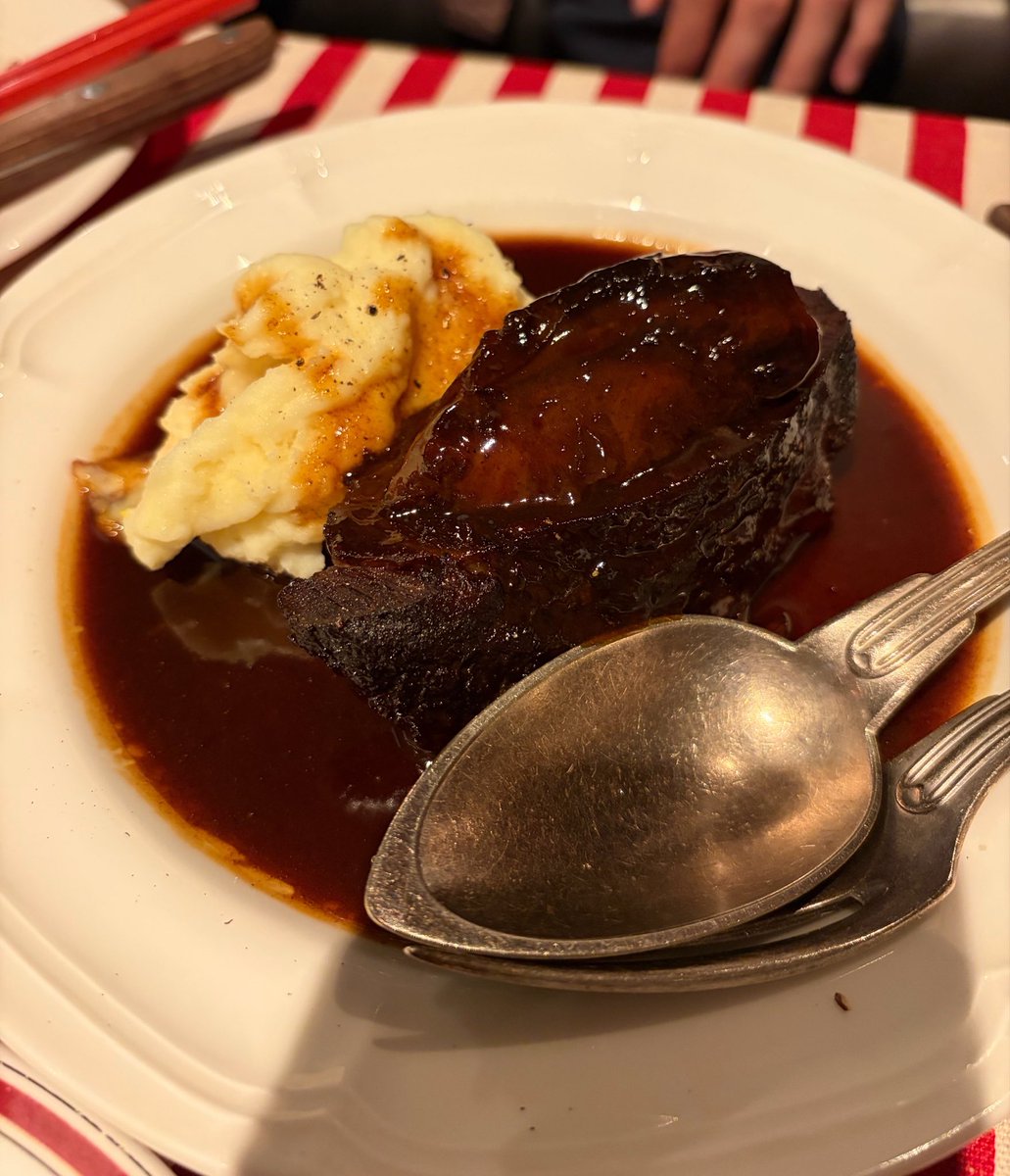 uohmdmd's tweet photo. 大学時代の親友とその彼女と夕食🍽️
と思ったら、婚姻届の証人を頼まれた。
人生で初めて書いたし、自分もそう言う年なのかと感じた。
お幸せに😊 https://t.co/oHLss7TrA6