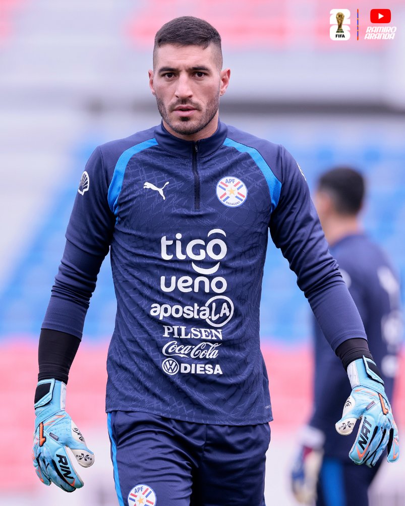 Ramirofutbolpy's tweet photo. 🇵🇾❤️‍🩹 Gastón Olveira sobre la calidez del ser humano paraguayo: 

– "Yo me traje a toda mi familia en 2021 a un lugar que para nosotros era desconocido. No es fácil llegar a un país con hijos chicos, encontrarse en una sociedad nueva y alejarse de la familia.

La verdad es que me sorprendió la calidez del paraguayo. De la gente, por fuera incluso de lo que es el mundo Olimpia, en actividades que uno tiene con los niños.

En muchas cosas me sorprendió muchísimo la calidez del paraguayo y fue algo que en el día a día me fue conquistando, no solo a mí, sino a mi familia, al punto en el que hoy estamos donde estamos.

Fue fácil integrarnos por todo lo que hemos vivido en todos estos años: momentos lindos y momentos feos también. Me sentí en un lugar muy cálido y familiero que, a pesar de la distancia con mi familia en Uruguay, me hace sentir muy bien."

⁉️¿Opiniones?
-#RamiroArandafutbolpy

🗞 | Latribu