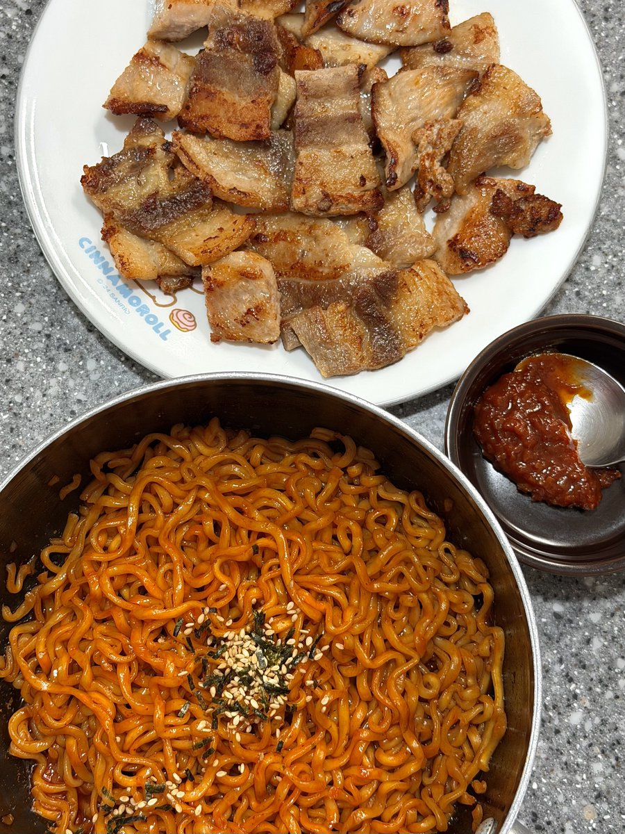 chimgoim's tweet photo. 삼겹살에 불닭 https://t.co/NGU5uMoBO5