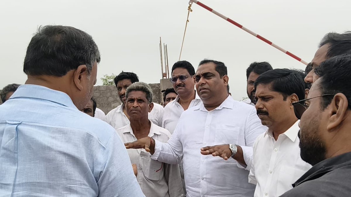 YSRCParty's tweet photo. పేదల స్థలాలు కంపెనీలకు ధారాదత్తం చేస్తారా? ఎమ్మెల్యే చినరాజప్పపై దొరబాబు నిప్పులు..

పెద్దాపురం నియోజకవర్గంలో పేదల సొంతింటి కలపై స్థానిక ఎమ్మెల్యే నిమ్మకాయల చినరాజప్ప మరియు కూటమి ప్రభుత్వం కక్షగట్టాయని వైయస్ఆర్ కాంగ్రెస్ పార్టీ ఇంచార్జ్ దవులూరి దొరబాబు గారు తీవ్రస్థాయిలో ధ్వజమెత్తారు. జగనన్న ప్రభుత్వంలో 11 గ్రామాల పేదలకు ఎంతో ప్రతిష్టాత్మకంగా ఇచ్చిన రామేశ్వరం మెట్ట లేఅవుట్ స్థలాలను, నేడు కాలుష్య కంపెనీలకు కట్టబెట్టడంపై ఆయన నిప్పులు చెరిగారు.
చేతగానితనం మీది.. బాధితులు పేదలా? మీ హయాంలో ఒక్క సెంటు ఇచ్చారా? నిమ్మకాయల చినరాజప్ప గారు ఎమ్మెల్యేగా, మంత్రిగా ఉన్న కాలంలో ఈ నియోజకవర్గంలో పేదలకు ఒక్క సెంటు భూమి కూడా ఇచ్చిన చరిత్ర లేదు. పేదవాడికి ఇల్లు కట్టించి ఇచ్చే చేతగాని వాళ్లు... జగనన్న ప్రభుత్వంలో పేదలకు దక్కిన సొంత ఇంటి హక్కును లాక్కోవడం దుర్మార్గం. చెత్తకుప్పల మధ్యలో పేదలా? 11 గ్రామాల లబ్ధిదారులకు ఇచ్చిన పవిత్రమైన ఇళ్ల స్థలాల్లో చెత్త నుండి కరెంటు తయారు చేసే పరిశ్రమ పెట్టడమేనా మీ అభివృద్ధి? పేద ప్రజలను కాలుష్యం, చెత్తకుప్పల మధ్య బతకాలని శాసించే హక్కు మీకు ఎవరు ఇచ్చారు?
కార్పొరేట్ కంపెనీలకు ఊడిగమా? లబ్ధిదారులకు ఎలాంటి ప్రత్యామ్నాయం చూపించకుండా, దొంగచాటుగా తుతూమంత్రంగా గ్రామసభలు జరిపి కంపెనీలకు భూములు దారపోయడం వెనుక ఉన్న చీకటి ఒప్పందాలేంటో ఎమ్మెల్యే సమాధానం చెప్పాలి. పేదల స్థలాల జోలికొస్తే ఊరుకునేది లేదు..
బాధితుల పక్షాన నిలబడి రామేశ్వరం మెట్ట లేఅవుట్ ను సందర్శించిన దవులూరి దొరబాబు గారు, అనంతరం ఆర్డీవో (RDO) గారికి వినతిపత్రం సమర్పించి అధికార యంత్రాంగాన్ని గట్టిగా హెచ్చరించారు.

అధికారంలో ఉండి పేదలకు ఒక్క గజం స్థలం ఇవ్వలేని చినరాజప్ప గారు..జగనన్న ఇచ్చిన స్థలాలను కంపెనీలకు దారపోస్తుంటే చూస్తూ ఊరుకోం. నిరుపేదల ఇళ్ల స్థలాల్లో చెత్త పరిశ్రమ పెడితే బాధితులను కలుపుకుని అసెంబ్లీని ముట్టడిస్తాం. పేదవాడి స్థలంలో పరిశ్రమ పెట్టనిచ్చే ప్రసక్తే లేదన్న దవులూరి దొరబాబు

ఈ నిర్ణయాన్ని వెనక్కి తీసుకోకుంటే ఉద్యమం, తక్షణమే ఈ ప్రాజెక్ట్‌ను నివాస ప్రాంతాల నుండి, పేదల లేఅవుట్ నుండి తరలించాలి. ఎమ్మెల్యే సమాధానం చెప్పాలి, పేదల స్థలాలను కంపెనీలకు ఎందుకు కట్టబెడుతున్నారో స్థానిక ఎమ్మెల్యే చినరాజప్ప ప్రజలకు సమాధానం చెప్పాలి. పేదవాడి పొట్టగొట్టి, కార్పొరేట్ కంపెనీలకు రెడ్ కార్పెట్ పరిచే కూటమి ప్రభుత్వ ప్రజావ్యతిరేక విధానాలపై వైయస్ఆర్ కాంగ్రెస్ పార్టీ రాజీలేని పోరాటం చేస్తుందని దొరబాబు గారు స్పష్టం చేశారు.