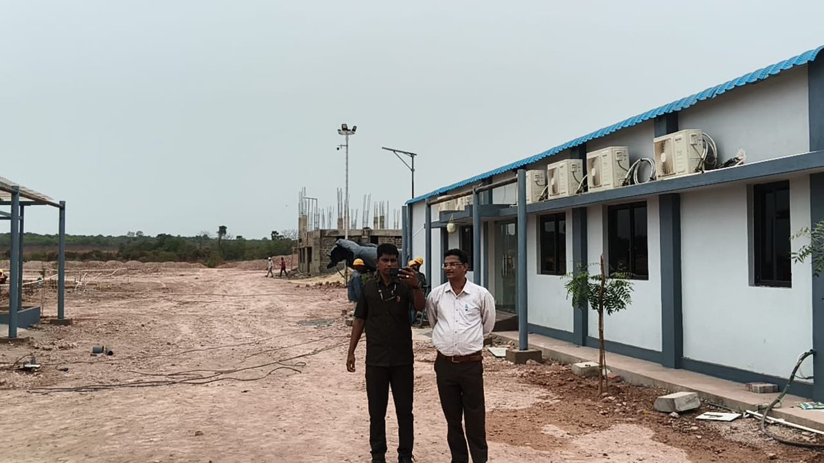 YSRCParty's tweet photo. పేదల స్థలాలు కంపెనీలకు ధారాదత్తం చేస్తారా? ఎమ్మెల్యే చినరాజప్పపై దొరబాబు నిప్పులు..

పెద్దాపురం నియోజకవర్గంలో పేదల సొంతింటి కలపై స్థానిక ఎమ్మెల్యే నిమ్మకాయల చినరాజప్ప మరియు కూటమి ప్రభుత్వం కక్షగట్టాయని వైయస్ఆర్ కాంగ్రెస్ పార్టీ ఇంచార్జ్ దవులూరి దొరబాబు గారు తీవ్రస్థాయిలో ధ్వజమెత్తారు. జగనన్న ప్రభుత్వంలో 11 గ్రామాల పేదలకు ఎంతో ప్రతిష్టాత్మకంగా ఇచ్చిన రామేశ్వరం మెట్ట లేఅవుట్ స్థలాలను, నేడు కాలుష్య కంపెనీలకు కట్టబెట్టడంపై ఆయన నిప్పులు చెరిగారు.
చేతగానితనం మీది.. బాధితులు పేదలా? మీ హయాంలో ఒక్క సెంటు ఇచ్చారా? నిమ్మకాయల చినరాజప్ప గారు ఎమ్మెల్యేగా, మంత్రిగా ఉన్న కాలంలో ఈ నియోజకవర్గంలో పేదలకు ఒక్క సెంటు భూమి కూడా ఇచ్చిన చరిత్ర లేదు. పేదవాడికి ఇల్లు కట్టించి ఇచ్చే చేతగాని వాళ్లు... జగనన్న ప్రభుత్వంలో పేదలకు దక్కిన సొంత ఇంటి హక్కును లాక్కోవడం దుర్మార్గం. చెత్తకుప్పల మధ్యలో పేదలా? 11 గ్రామాల లబ్ధిదారులకు ఇచ్చిన పవిత్రమైన ఇళ్ల స్థలాల్లో చెత్త నుండి కరెంటు తయారు చేసే పరిశ్రమ పెట్టడమేనా మీ అభివృద్ధి? పేద ప్రజలను కాలుష్యం, చెత్తకుప్పల మధ్య బతకాలని శాసించే హక్కు మీకు ఎవరు ఇచ్చారు?
కార్పొరేట్ కంపెనీలకు ఊడిగమా? లబ్ధిదారులకు ఎలాంటి ప్రత్యామ్నాయం చూపించకుండా, దొంగచాటుగా తుతూమంత్రంగా గ్రామసభలు జరిపి కంపెనీలకు భూములు దారపోయడం వెనుక ఉన్న చీకటి ఒప్పందాలేంటో ఎమ్మెల్యే సమాధానం చెప్పాలి. పేదల స్థలాల జోలికొస్తే ఊరుకునేది లేదు..
బాధితుల పక్షాన నిలబడి రామేశ్వరం మెట్ట లేఅవుట్ ను సందర్శించిన దవులూరి దొరబాబు గారు, అనంతరం ఆర్డీవో (RDO) గారికి వినతిపత్రం సమర్పించి అధికార యంత్రాంగాన్ని గట్టిగా హెచ్చరించారు.

అధికారంలో ఉండి పేదలకు ఒక్క గజం స్థలం ఇవ్వలేని చినరాజప్ప గారు..జగనన్న ఇచ్చిన స్థలాలను కంపెనీలకు దారపోస్తుంటే చూస్తూ ఊరుకోం. నిరుపేదల ఇళ్ల స్థలాల్లో చెత్త పరిశ్రమ పెడితే బాధితులను కలుపుకుని అసెంబ్లీని ముట్టడిస్తాం. పేదవాడి స్థలంలో పరిశ్రమ పెట్టనిచ్చే ప్రసక్తే లేదన్న దవులూరి దొరబాబు

ఈ నిర్ణయాన్ని వెనక్కి తీసుకోకుంటే ఉద్యమం, తక్షణమే ఈ ప్రాజెక్ట్‌ను నివాస ప్రాంతాల నుండి, పేదల లేఅవుట్ నుండి తరలించాలి. ఎమ్మెల్యే సమాధానం చెప్పాలి, పేదల స్థలాలను కంపెనీలకు ఎందుకు కట్టబెడుతున్నారో స్థానిక ఎమ్మెల్యే చినరాజప్ప ప్రజలకు సమాధానం చెప్పాలి. పేదవాడి పొట్టగొట్టి, కార్పొరేట్ కంపెనీలకు రెడ్ కార్పెట్ పరిచే కూటమి ప్రభుత్వ ప్రజావ్యతిరేక విధానాలపై వైయస్ఆర్ కాంగ్రెస్ పార్టీ రాజీలేని పోరాటం చేస్తుందని దొరబాబు గారు స్పష్టం చేశారు.