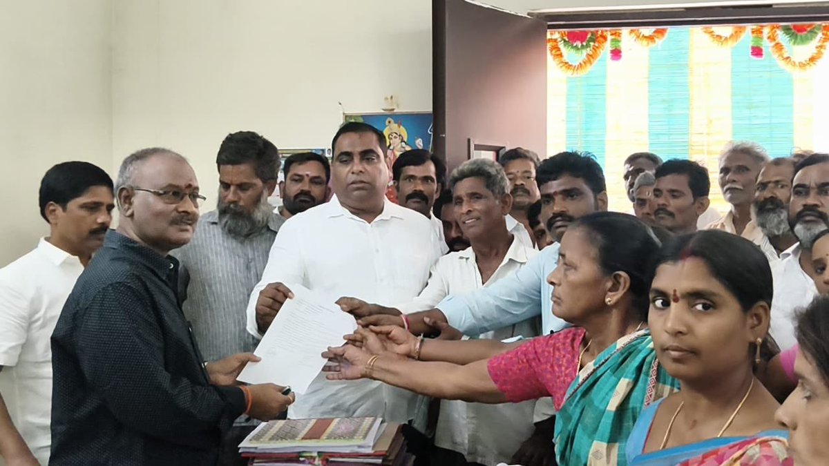 YSRCParty's tweet photo. పేదల స్థలాలు కంపెనీలకు ధారాదత్తం చేస్తారా? ఎమ్మెల్యే చినరాజప్పపై దొరబాబు నిప్పులు..

పెద్దాపురం నియోజకవర్గంలో పేదల సొంతింటి కలపై స్థానిక ఎమ్మెల్యే నిమ్మకాయల చినరాజప్ప మరియు కూటమి ప్రభుత్వం కక్షగట్టాయని వైయస్ఆర్ కాంగ్రెస్ పార్టీ ఇంచార్జ్ దవులూరి దొరబాబు గారు తీవ్రస్థాయిలో ధ్వజమెత్తారు. జగనన్న ప్రభుత్వంలో 11 గ్రామాల పేదలకు ఎంతో ప్రతిష్టాత్మకంగా ఇచ్చిన రామేశ్వరం మెట్ట లేఅవుట్ స్థలాలను, నేడు కాలుష్య కంపెనీలకు కట్టబెట్టడంపై ఆయన నిప్పులు చెరిగారు.
చేతగానితనం మీది.. బాధితులు పేదలా? మీ హయాంలో ఒక్క సెంటు ఇచ్చారా? నిమ్మకాయల చినరాజప్ప గారు ఎమ్మెల్యేగా, మంత్రిగా ఉన్న కాలంలో ఈ నియోజకవర్గంలో పేదలకు ఒక్క సెంటు భూమి కూడా ఇచ్చిన చరిత్ర లేదు. పేదవాడికి ఇల్లు కట్టించి ఇచ్చే చేతగాని వాళ్లు... జగనన్న ప్రభుత్వంలో పేదలకు దక్కిన సొంత ఇంటి హక్కును లాక్కోవడం దుర్మార్గం. చెత్తకుప్పల మధ్యలో పేదలా? 11 గ్రామాల లబ్ధిదారులకు ఇచ్చిన పవిత్రమైన ఇళ్ల స్థలాల్లో చెత్త నుండి కరెంటు తయారు చేసే పరిశ్రమ పెట్టడమేనా మీ అభివృద్ధి? పేద ప్రజలను కాలుష్యం, చెత్తకుప్పల మధ్య బతకాలని శాసించే హక్కు మీకు ఎవరు ఇచ్చారు?
కార్పొరేట్ కంపెనీలకు ఊడిగమా? లబ్ధిదారులకు ఎలాంటి ప్రత్యామ్నాయం చూపించకుండా, దొంగచాటుగా తుతూమంత్రంగా గ్రామసభలు జరిపి కంపెనీలకు భూములు దారపోయడం వెనుక ఉన్న చీకటి ఒప్పందాలేంటో ఎమ్మెల్యే సమాధానం చెప్పాలి. పేదల స్థలాల జోలికొస్తే ఊరుకునేది లేదు..
బాధితుల పక్షాన నిలబడి రామేశ్వరం మెట్ట లేఅవుట్ ను సందర్శించిన దవులూరి దొరబాబు గారు, అనంతరం ఆర్డీవో (RDO) గారికి వినతిపత్రం సమర్పించి అధికార యంత్రాంగాన్ని గట్టిగా హెచ్చరించారు.

అధికారంలో ఉండి పేదలకు ఒక్క గజం స్థలం ఇవ్వలేని చినరాజప్ప గారు..జగనన్న ఇచ్చిన స్థలాలను కంపెనీలకు దారపోస్తుంటే చూస్తూ ఊరుకోం. నిరుపేదల ఇళ్ల స్థలాల్లో చెత్త పరిశ్రమ పెడితే బాధితులను కలుపుకుని అసెంబ్లీని ముట్టడిస్తాం. పేదవాడి స్థలంలో పరిశ్రమ పెట్టనిచ్చే ప్రసక్తే లేదన్న దవులూరి దొరబాబు

ఈ నిర్ణయాన్ని వెనక్కి తీసుకోకుంటే ఉద్యమం, తక్షణమే ఈ ప్రాజెక్ట్‌ను నివాస ప్రాంతాల నుండి, పేదల లేఅవుట్ నుండి తరలించాలి. ఎమ్మెల్యే సమాధానం చెప్పాలి, పేదల స్థలాలను కంపెనీలకు ఎందుకు కట్టబెడుతున్నారో స్థానిక ఎమ్మెల్యే చినరాజప్ప ప్రజలకు సమాధానం చెప్పాలి. పేదవాడి పొట్టగొట్టి, కార్పొరేట్ కంపెనీలకు రెడ్ కార్పెట్ పరిచే కూటమి ప్రభుత్వ ప్రజావ్యతిరేక విధానాలపై వైయస్ఆర్ కాంగ్రెస్ పార్టీ రాజీలేని పోరాటం చేస్తుందని దొరబాబు గారు స్పష్టం చేశారు.