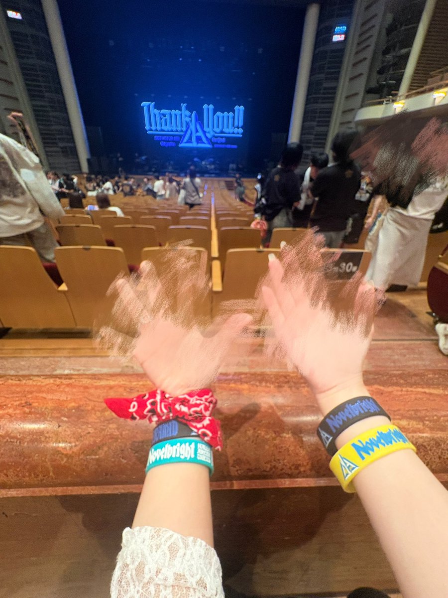 harn_nb's tweet photo. 今日の席、なんと前が通路で雄大くんが通ってくれて、ハイタッチできました😭右手洗えません！ほんまに大興奮でした笑
ねぎくんも横通ってくれてマジで最高の座席でした！！！悩んでたの可愛かった🤭

 #Novelbright https://t.co/LybWJWZVYT