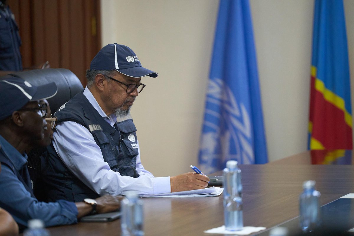 OMSRDCONGO's tweet photo. @DrTedros a rencontré le Gouverneur de l'Ituri 🇨🇩 en présence du @ProfJanabi, Directeur régional @OMS_Afrique &amp; du Dr @Chikwe_I,. Il a réaffirmé l'engagement de l'OMS &amp; des partenaires envers les communautés affectées, afin de tout faire pour en finir avec l'épidémie #Ebola. https://t.co/lAA0oB0uI4
