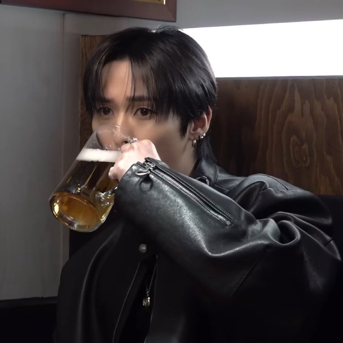 babyleeknow_'s tweet photo. lee know being a fellow beer lover oh he’s officaly #german now, mein bier bruder 🍻 https://t.co/dUkUBSrkcL
