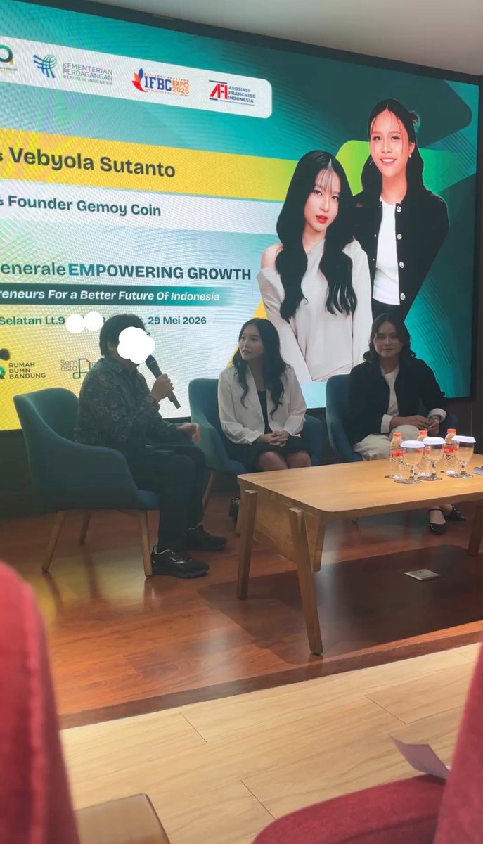 chiwby's tweet photo. kemarin aku ketemu vior. dia ngisi seminar kampus tentang business growth gitu
kayaknya dia aslinya ga kosong deh? tapi emang lucu lawak sih orangnya 😭 https://t.co/Xd3AC2GCD1