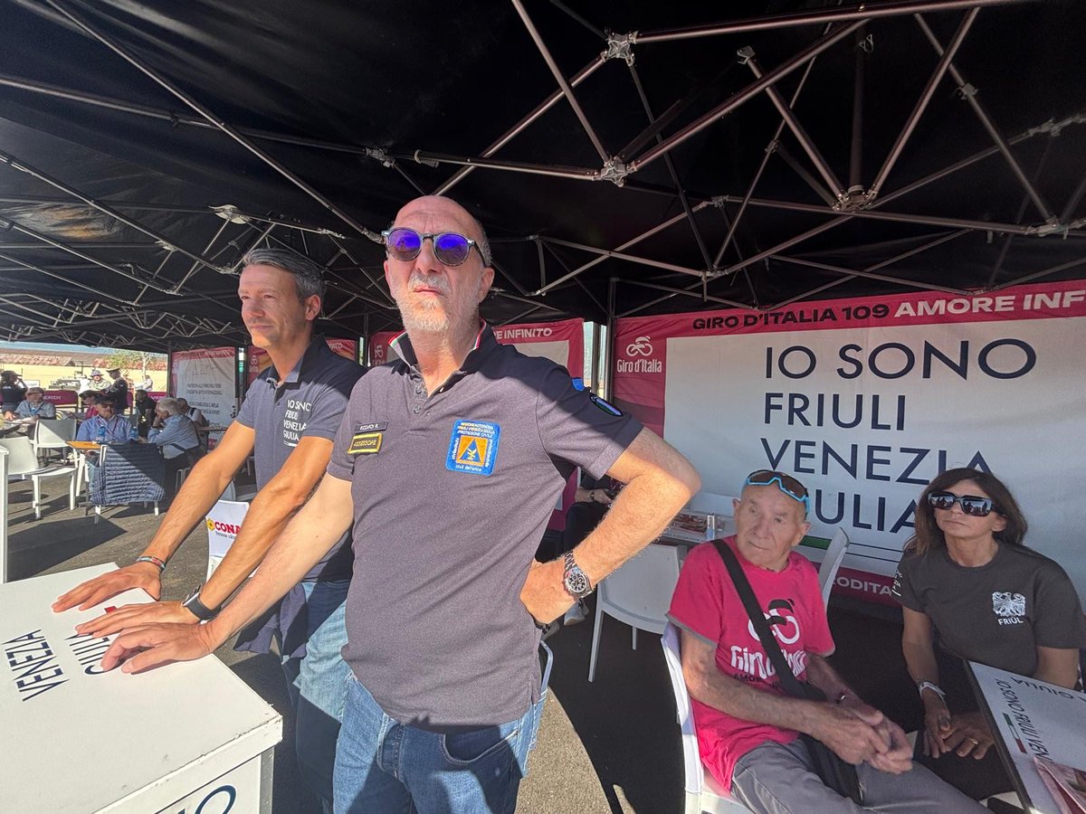 regioneFVGit's tweet photo. "L'esempio della ricostruzione del #Friuli è protagonista oggi e per tutto il Giro d'Italia grazie alla sponsorship della Maglia Rosa". Così @M_Fedriga alla partenza 20^ tappa del @giroditalia da #Gemona assieme a @Riccardi_FVG e @barbara_zilli🚵♀️https://t.co/0RepU0gAVo https://t.co/h3LtvF3G6H