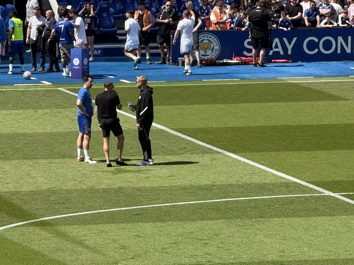 CliveGarner's tweet photo. Would love to know what Vardy &amp; Kasper were saying to each other - how have they managed to fuck this up I’d imagine 🥴 https://t.co/I5PMDBqJpn