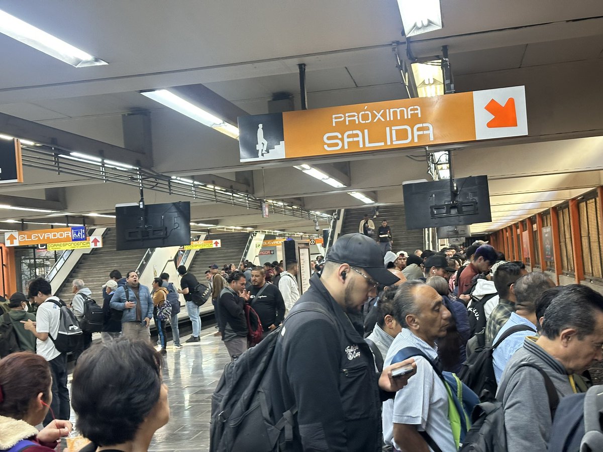 Fabian_Daddy's tweet photo. @MetroCDMX Ya llegó el lateral y no sale 18min llevamos sin q salga el vagón  No puede ser si NO Saliste con tiempo ustedes fastidian estresan el fin de semana MÁS A LOS QUE VAMOS A TRABAJAR con todo respeto https://t.co/iNscwfD3wB