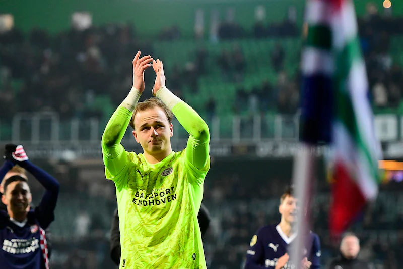 Inside1913's tweet photo. 🚨 #PSV have reached an agreement with RKC Waalwijk for the season-long loan of goalkeeper Niek Schiks, who will also extend his contract until 2028.

After serving as PSV's third-choice goalkeeper and making two appearances this season, Schiks is set to join RKC.

[@RikElfrink] https://t.co/njFSDWOeoX