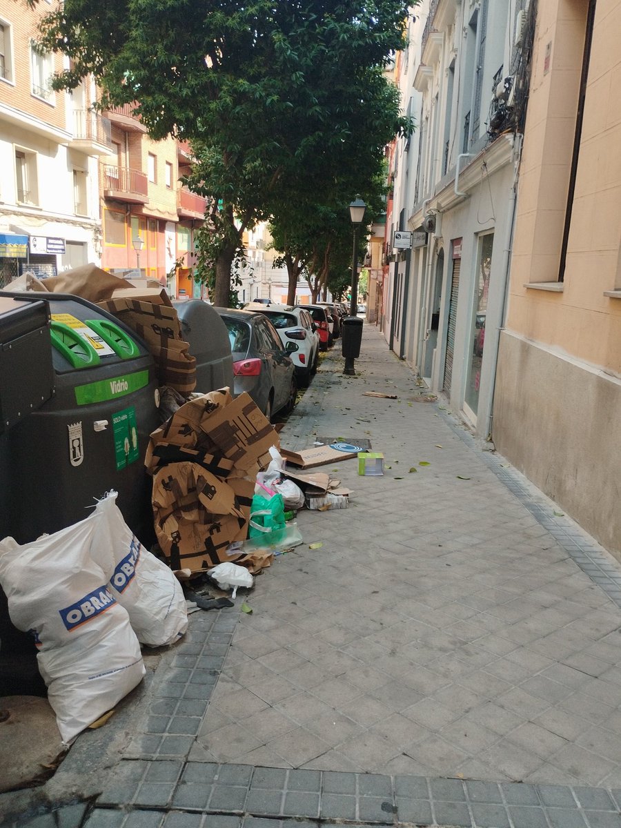 FuenteBerro's tweet photo. Por favor, ya somos muchos vecinos reclamando al 010 que vengan a limpiar esto. Lo que hay justo delante del portal 18 de la calle Antonio Toledano es terrible. Y los contenedores siempre llenos y con todo revuelto por la acera. Igual que en la posada con Peñascales @Lineamadrid https://t.co/9dl8r5gPnw
