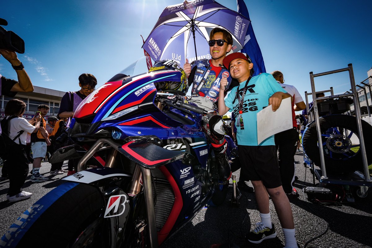 MFJ_JRR's tweet photo. Round3️⃣
[ SUPERBIKE RACE in KYUSHU ]
5月31日（日）

ℹ️イベントスケジュール

⌚️8:00〜
✅JRRスペシャルガチャ🎰
🎪ガチャガチャを回してスペシャルパスをゲット！
特賞：ポディウムサイドパス(ペアチケット)／15組30名様(土:JSB1000／日:4クラス)
A賞：スペシャル観戦 in パドックビル2階 ／各日1組2名様
B賞：「うかれ亭」焼きそば プレゼント/各日10食※完売の場合ご提供できかねます。　
C賞：ポリ坊86わくわくツアー(コース1周体験走行)／各日1組2名様
D賞：ストラップ用マシンチャーム
📍イベント広場内JRRブース
🛂パドックパス・年間パドックパス所有者対象・お1人様1日1回

⌚️8:00〜（申し込み開始）
✅グリッドキッズ参加者募集‼️
🎪 JSB1000決勝レースのグリッドに立てる！
🛂小1〜中3＋保護者1名・先着順
📍イベント広場内JRRブース

⌚️8:00〜（申し込み開始）
✅サポーターキッズ・オフィシャル体験大募集‼️
🎪ライダーのピットウォークやオフィシャルさんの仕事をサポートしよう💪
🛂小1〜中3＋保護者1名・先着順

⌚️8:00〜（申し込み開始）
✅MC体験大募集‼️
🎪実況室でアナウンサー体験ができます💪
🛂小1〜中3＋保護者1名・先着順

⌚️11:05〜11:50（ピットウォーク中）
✅JRRオリジナルポスター配布📋
🎪いろんなチームでサインを集めよう！数量限定
📍ピットウォーク入口

⌚️全決勝レース終了後
✅激感コースウォーク
🎪レースの余韻が残るレーシングコースが開放されます。激戦を繰り広げたモンスターバイクが路面に刻んだタイヤ痕など、レースの感動を間近で体感できます。観戦した方はどなたでも参加できます。
📍レーシングコース

▼詳細はコチラ
https://t.co/vw9PXXkbAT

🏁𝙍𝘼𝘾𝙀 𝙄𝙉𝙁𝙊.🏁
2026 MFJ全日本ロードレース選手権第3戦
[ SUPERBIKE RACE in KYUSHU ]
5月30日（土）・31日（日）
https://t.co/8K2l28X0RZ
#JRR
#全日本ロードレース
#オートポリス
@MFJoffice

MFJ公式YoutubeLIVE配信
#motoバトルLIVE
( @motobattle )