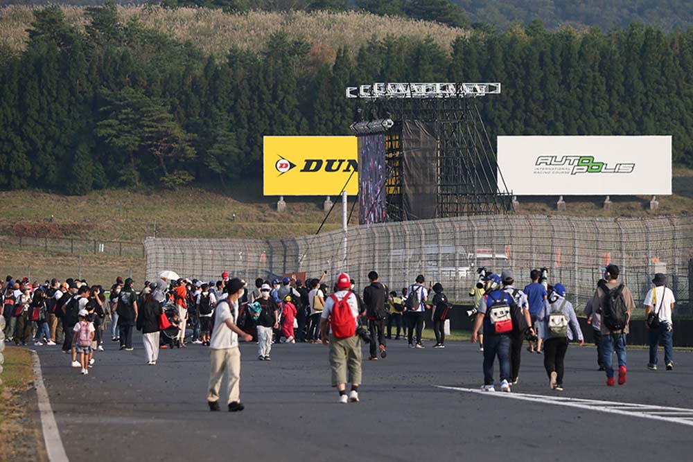 MFJ_JRR's tweet photo. Round3️⃣
[ SUPERBIKE RACE in KYUSHU ]
5月31日（日）

ℹ️イベントスケジュール

⌚️8:00〜
✅JRRスペシャルガチャ🎰
🎪ガチャガチャを回してスペシャルパスをゲット！
特賞：ポディウムサイドパス(ペアチケット)／15組30名様(土:JSB1000／日:4クラス)
A賞：スペシャル観戦 in パドックビル2階 ／各日1組2名様
B賞：「うかれ亭」焼きそば プレゼント/各日10食※完売の場合ご提供できかねます。　
C賞：ポリ坊86わくわくツアー(コース1周体験走行)／各日1組2名様
D賞：ストラップ用マシンチャーム
📍イベント広場内JRRブース
🛂パドックパス・年間パドックパス所有者対象・お1人様1日1回

⌚️8:00〜（申し込み開始）
✅グリッドキッズ参加者募集‼️
🎪 JSB1000決勝レースのグリッドに立てる！
🛂小1〜中3＋保護者1名・先着順
📍イベント広場内JRRブース

⌚️8:00〜（申し込み開始）
✅サポーターキッズ・オフィシャル体験大募集‼️
🎪ライダーのピットウォークやオフィシャルさんの仕事をサポートしよう💪
🛂小1〜中3＋保護者1名・先着順

⌚️8:00〜（申し込み開始）
✅MC体験大募集‼️
🎪実況室でアナウンサー体験ができます💪
🛂小1〜中3＋保護者1名・先着順

⌚️11:05〜11:50（ピットウォーク中）
✅JRRオリジナルポスター配布📋
🎪いろんなチームでサインを集めよう！数量限定
📍ピットウォーク入口

⌚️全決勝レース終了後
✅激感コースウォーク
🎪レースの余韻が残るレーシングコースが開放されます。激戦を繰り広げたモンスターバイクが路面に刻んだタイヤ痕など、レースの感動を間近で体感できます。観戦した方はどなたでも参加できます。
📍レーシングコース

▼詳細はコチラ
https://t.co/vw9PXXkbAT

🏁𝙍𝘼𝘾𝙀 𝙄𝙉𝙁𝙊.🏁
2026 MFJ全日本ロードレース選手権第3戦
[ SUPERBIKE RACE in KYUSHU ]
5月30日（土）・31日（日）
https://t.co/8K2l28X0RZ
#JRR
#全日本ロードレース
#オートポリス
@MFJoffice

MFJ公式YoutubeLIVE配信
#motoバトルLIVE
( @motobattle )