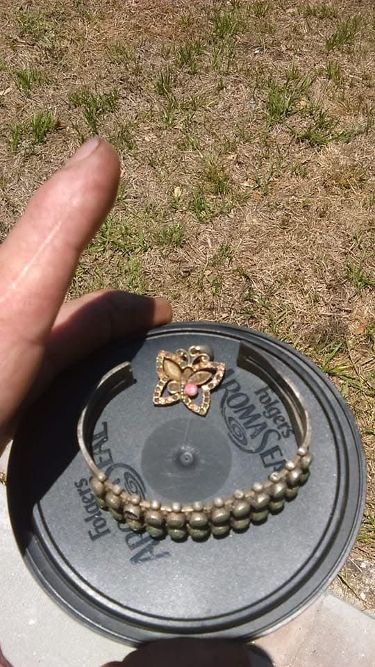 1945experiment's tweet photo. Metal Detecting.
Kinda like life:
There's a whole lots of ugly and bad out there, that's for sure. Though, if you don't give up and keep searching, you will find and see the Good.
One day at a time,
One beep at a time...
-Lonnie Doza

Happy Hunting https://t.co/2BaaHH5eGx