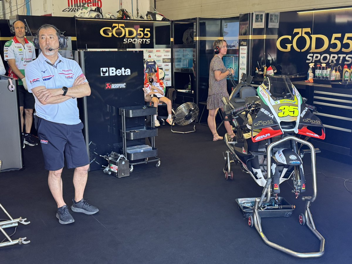 matoxley's tweet photo. Full family Team Crutchlow 😎😎 https://t.co/3BVHaa5VHj