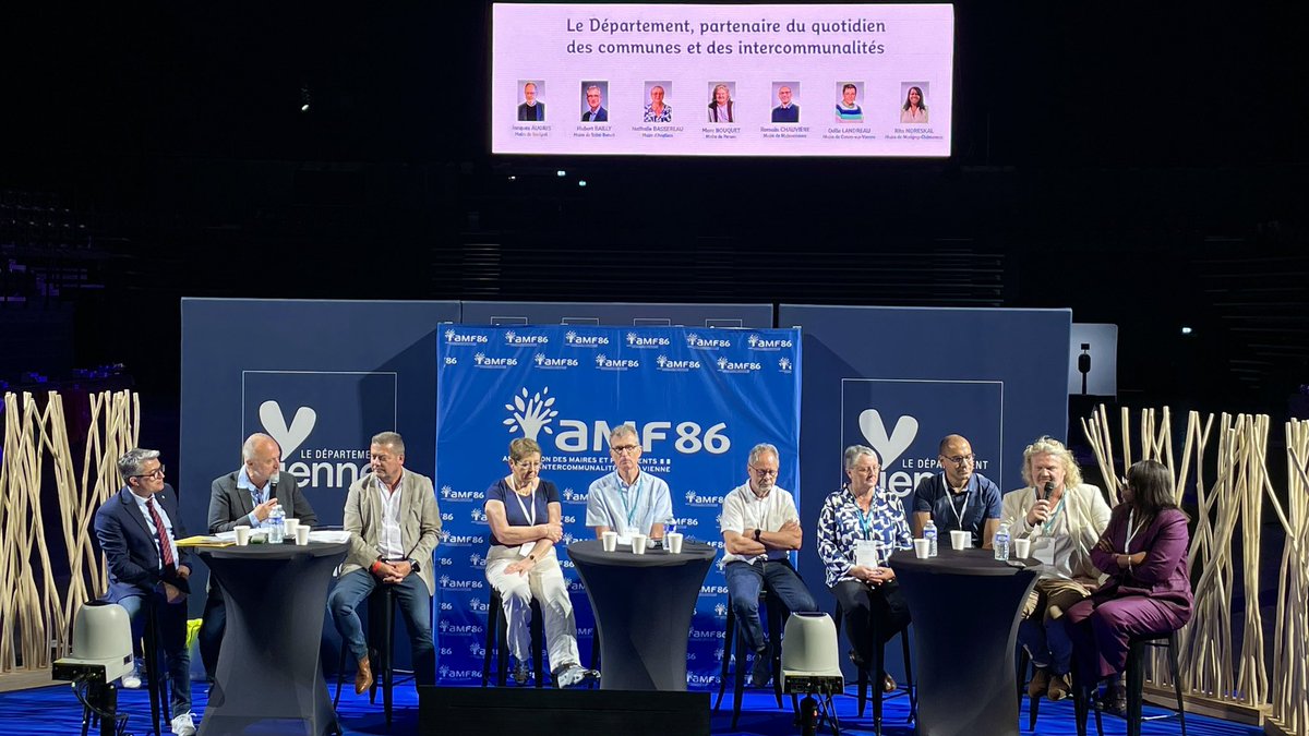 departement86's tweet photo. 🇫🇷 | Alain Pichon, Président du Département et Jérôme Neveux, Président de l’AMF86 ont ouvert la Journée d’Accueil des Élus de la Vienne à l’Arena Futuroscope 🙌

Un événement co-organisé par le Département, l’Association des Maires et Présidents d’Intercommunalité de la Vienne, la Préfecture et les partenaires 🤝

💬 Tables rondes et échanges autour de la relation Département - Communes, des missions de la collectivité et du rôle de l’AMF pour faciliter l’exercice du mandat des élus

« Dans la Vienne, nous croyons à la coopération des territoires. Quand les communes et le Département tirent dans le même sens, les projets vont plus vite et plus loin […] Ensemble nous sommes le bureau des solutions. » Alain Pichon