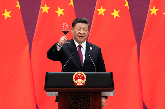 LambeSahamjja's tweet photo. Guys, ada satu pertanyaan yang menurut gue paling sering ditanyakan tapi paling jarang dijawab dengan jujur.

Kenapa China yang dulu miskin dan tertinggal 
dulu mereka sangat jauh di indonesia tetapi
sekarang menjadi negara yang paling ditakuti secara ekonomi di dunia?

Dan setelah mendengar langsung dari orang yang 10 tahun tinggal dan kerja di China jawabannya jauh lebih mengejutkan dari yang gue bayangkan.

Mulai dari sekolah karena semua dimulai dari sini:

Di China, anak kelas 1 SD sudah di-brainwash oleh gurunya: "Sepuluh tahun lagi kita semua akan masuk Peking University atau Tsinghua University."

Nilai 90 di China itu jelek. 
Minimal harus 95-98.
Dan gengsi orang tua sangat besar. 
Kalau nilai anakmu 80 sementara nilai 
anak tetangga 95 itu memalukan. 
Bukan biasa-biasa saja.

Hasilnya: daya kompetisi dan daya juang sudah terbentuk dari usia 6-7 tahun. 
Dan kebiasaan itu terbawa terus sampai dewasa ke tempat kerja, ke bisnis, ke inovasi.

Di Indonesia? 
Yang penting nilai 60. 
Yang penting lulus. 
Bersyukur saja sudah dapat segitu.

Dan ini tentang etos kerja yang paling mengejutkan:
Di pabrik manufaktur China pukul 07:55 pagi, pekerja sudah pakai sarung tangan dan mulai ngelap mesin. 
Jam 08.00 tepat mesin dihidupkan. 
Tidak ada yang turun beli kopi dulu. 
Tidak ada yang sebat dulu.

Jam 12.00 siang mesin dimatikan tepat. 
Makan. Tidur siang. 
Jam 13.00 kerja lagi. Jam 17.00 pulang.

Tapi untuk white collar knowledge worker berlaku 996: kerja jam 09.00 pagi sampai 21.00 malam, enam hari seminggu. 
Bukan karena diwajibkan. 
Tapi karena kalau kamu tidak melakukan itu kamu kalah bersaing dengan yang melakukannya. 
Dan performance dinilai dari situ.

Ini bukan kebijakan perusahaan. 
Ini adalah kebiasaan massal budaya yang sudah mengakar begitu dalam sampai tidak terasa seperti pilihan lagi.

Dan ini tentang sistem hukum yang paling mengerikan dan paling efektif:
CCTV ada di mana-mana di China. Face ID. 
Database nasional yang terhubung. 
Semua tercatat.

Tapi yang paling mengerikan bukan kameranya. 
Yang paling mengerikan adalah konsekuensinya kalau ketahuan berbuat salah.

Kalau kamu mencuri kamu dapat criminal record. 
Dan criminal record itu berdampak 
bukan hanya ke kamu. 
Anakmu tidak bisa masuk SMP. 
Anakmu tidak bisa masuk SMA.
Efek jera sampai tiga turunan.

Hasilnya: tamu yang ketinggalan koper isi laptop dan uang cash di bandara Chengdu baru sadar setelah sudah di pesawat menuju Jakarta koper itu ditemukan utuh tidak ada yang menyentuhnya.

Bukan karena orang China lebih jujur secara moral. 
Tapi karena sistemnya membuat risiko mencuri jauh lebih besar dari apapun yang bisa didapatkan.

Dan ini tentang subsidi negara yang paling mengejutkan kenapa barang China bisa sangat murah:

Selama ini semua orang berpikir barang China murah karena tenaga kerjanya murah dan pabriknya efisien.
Itu benar. 
Tapi bukan itu satu-satunya alasan.
Setiap barang yang diekspor dari China mendapat tax refund sebesar 13% dari pemerintah. 

Artinya kalau modalmu Rp10.000 kamu bisa jual Rp8.700 dan tetap untung karena ada tax refund Rp1.300.

Dan untuk industri yang dianggap strategis secara geopolitik dan geoekonomi subsidinya bisa jauh lebih besar. 
Ada indikasi setiap mobil BYD yang diekspor ke luar negeri pemerintah China menanggung sekitar 60% biayanya.

Itulah kenapa BYD bisa masuk ke mana pun dan langsung menghancurkan kompetitornya. 
Bukan karena teknologinya paling canggih. 

Tapi karena mereka bermain dengan uang negara yang tidak perlu balik modal dengan cara yang sama seperti perusahaan swasta biasa.

Dan ini pelajaran paling penting yang relevan untuk Indonesia:

China punya 16 paten teknologi baru per bulan. Indonesia belum tentu punya satu per tahun.

China mengirim orang-orang terbaiknya kuliah ke luar negeri dan mereka kembali membangun negaranya. Indonesia juga punya LPDP tapi sebagian yang sudah sekolah tidak mau kembali.

China memproses kelapa dari Indonesia mengambil batok kelapanya, membakarnya menjadi arang dan mengekspor produk bernilai tinggi. Indonesia? Mengekspor buah kelapanya mentah-mentah. Dan merasa bangga sudah ekspor.

Itulah yang disebut Dutch disease negara yang kaya sumber daya alam tapi lebih suka jual mentah karena duitnya cepat masuk dan akhirnya tidak pernah membangun industrinya sendiri.

Hilirisasi yang selalu digembar-gemborkan Jokowi dulu dan Prabowo sekarang sebenarnya adalah respons terhadap penyakit ini. Konsepnya benar. Tapi eksekusinya adalah pertanyaan lain.

Dan ini yang paling pedas untuk kita renungkan:
China yang dulu lebih miskin dari Indonesia di tahun 1980-an sekarang menjadi negara kedua terbesar ekonominya di dunia. 

Mayoritas researcher AI terbaik di dunia bermuka China. 
Robot China sudah bisa bersalto. 
Pabrik mereka sudah berjalan tanpa satu pun manusia di dalamnya.

Sementara Indonesia masih berdebat kenapa guru honorer digaji Rp250.000 per bulan. 
Masih mengimpor gula, garam, dan beras padahal kita negara agraris. 

Masih mengekspor kelapa mentah ke China yang kemudian dijual balik ke kita dalam bentuk produk jadi dengan harga sepuluh kali lipat.

Dan perbedaan fundamentalnya bukan soal sumber daya. Indonesia punya lebih banyak sumber daya alam dari China.

Perbedaannya ada di tiga hal: sistem yang konsisten, investasi jangka panjang di pendidikan dan inovasi, dan efek jera yang nyata bagi yang tidak menjalankan sistem dengan benar.

Ketiga hal itu sampai hari ini belum kita bangun dengan serius.

China bukan menang karena curang. China menang karena mereka membangun sistem yang membuat seluruh rakyatnya bekerja lebih keras, berinovasi lebih cepat, 

dan menanggung konsekuensi yang nyata kalau tidak melakukannya sementara negara memback-up dengan subsidi dan perlindungan yang membuat industri mereka kompetitif di mana pun di dunia.

Indonesia punya semua bahan yang dibutuhkan untuk melakukan hal yang sama. 

Yang tidak kita punya adalah konsistensi dan keberanian untuk membangun sistemnya dari awal sampai akhir tanpa terganggu oleh kepentingan jangka pendek dan pergantian pemerintahan setiap lima tahun.