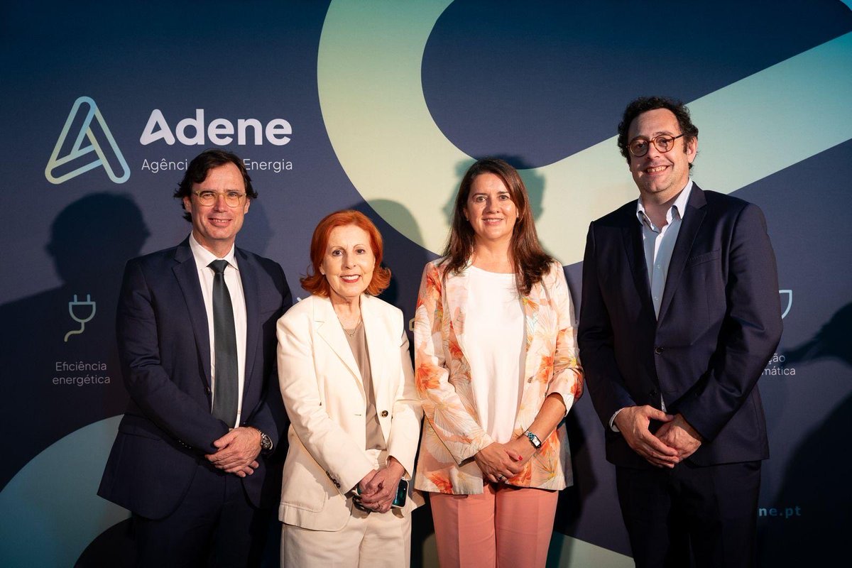 mgracacarvalho's tweet photo. 🇵🇹⚡ No âmbito do Dia Mundial da Energia, participei no encerramento da apresentação do livro “𝟐𝟓 𝐚𝐧𝐨𝐬 𝐝𝐞 𝐄𝐧𝐞𝐫𝐠𝐢𝐚 – 𝐀 𝐡𝐢𝐬𝐭𝐨́𝐫𝐢𝐚 𝐪𝐮𝐞 𝐞𝐬𝐜𝐫𝐞𝐯𝐞 𝐞𝐧𝐞𝐫𝐠𝐢𝐚”, promovido pela ADENE.

A iniciativa assinalou os 25 anos da ADENE, destacando o seu papel na promoção da eficiência energética, da transição energética e da defesa dos consumidores, bem como o contributo da instituição para o desenvolvimento das políticas públicas de energia em Portugal.

📸 Sara Matos / MAEn
#Energia #TransiçãoEnergética