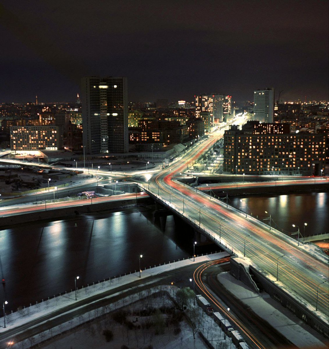 eastblocvisuals's tweet photo. Moscow by night, 1960s. https://t.co/dmXTBYQZ2Z