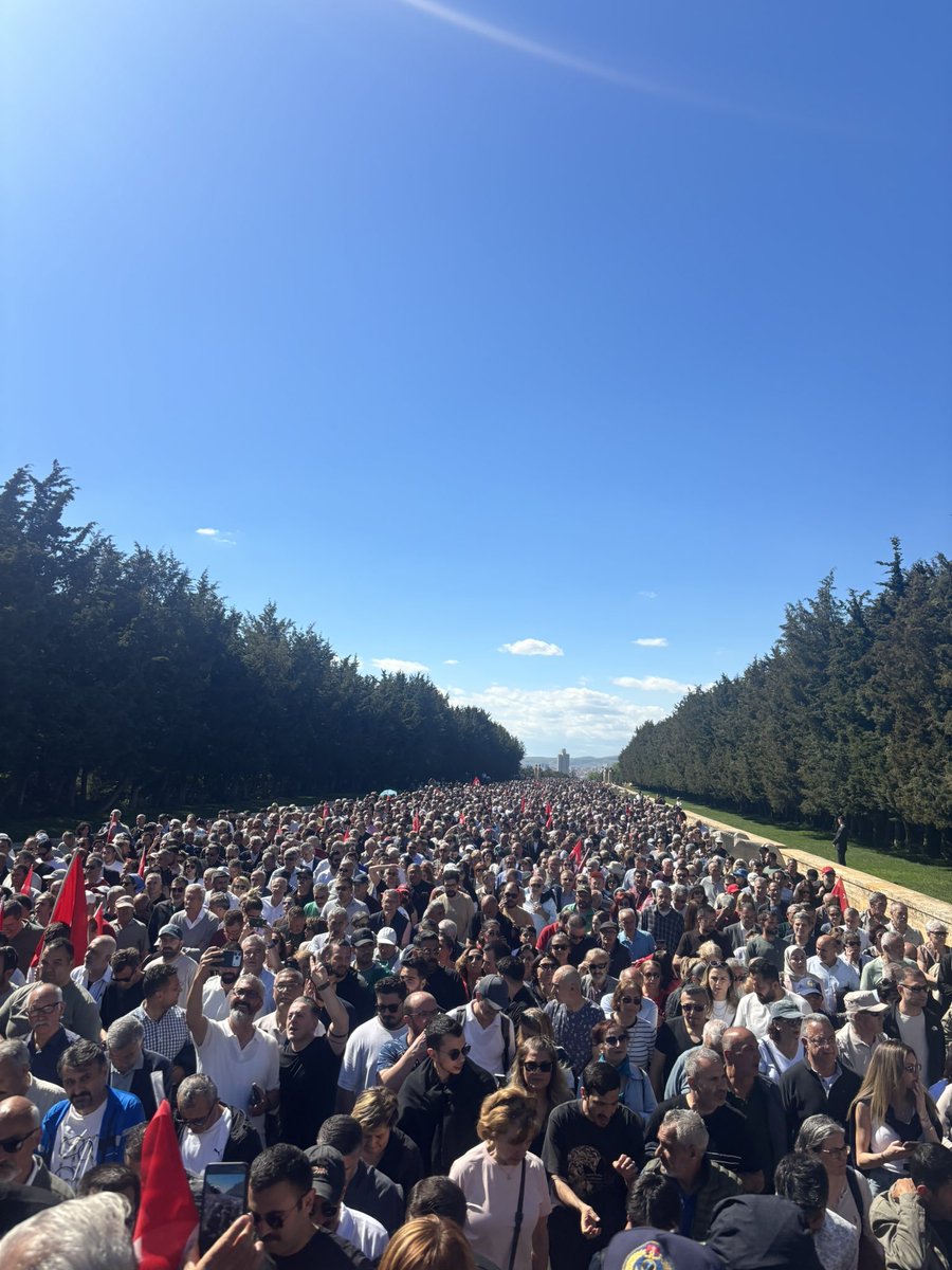 etkiIihabery's tweet photo. Özgür Özel ile birlikte yürüyen kalabalık Anıtkabir'i doldurdu. https://t.co/chBRJ0GD15