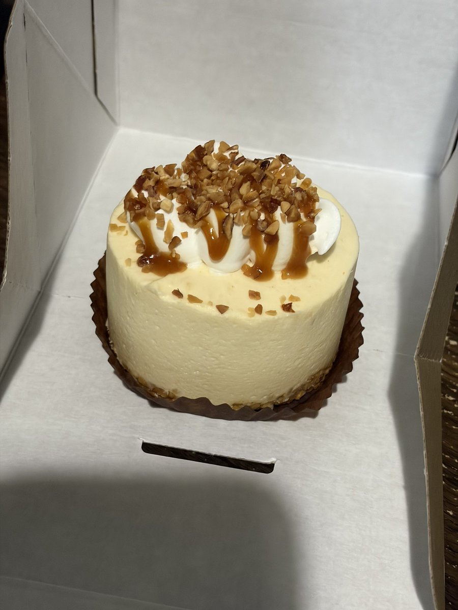 serestyea's tweet photo. ケーキを食べます🧁 https://t.co/WCQrpEBhQf