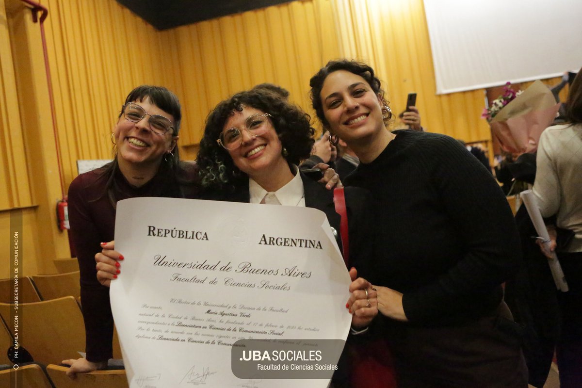 ubasociales's tweet photo. VIERNES DE JURA EN #FSOC 🎓
El auditorio lleno para celebrar una nueva camada de graduados y graduadas con sus títulos en alto.
Es una alegría enorme compartir con ustedes este logro individual y colectivo. Les deseamos todo lo mejor para lo que se viene ¡Felicitaciones! 👏💖 https://t.co/dRYBPJz0C2
