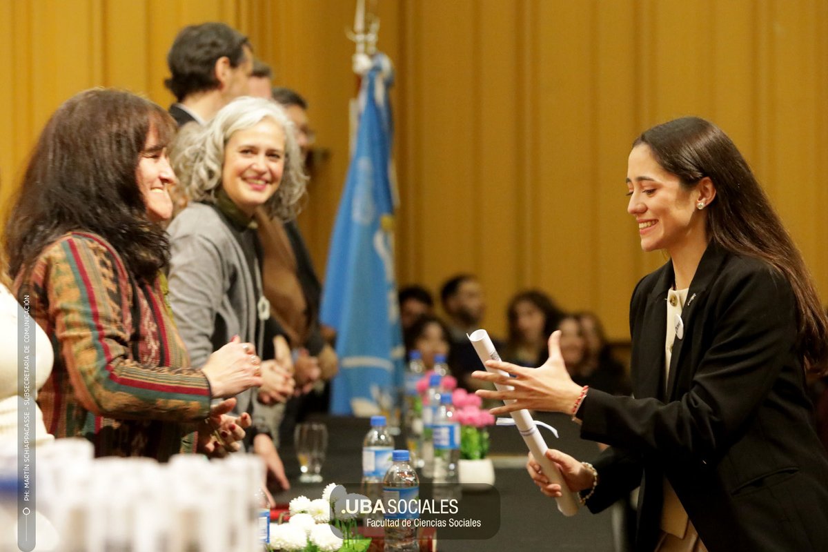 ubasociales's tweet photo. VIERNES DE JURA EN #FSOC 🎓
El auditorio lleno para celebrar una nueva camada de graduados y graduadas con sus títulos en alto.
Es una alegría enorme compartir con ustedes este logro individual y colectivo. Les deseamos todo lo mejor para lo que se viene ¡Felicitaciones! 👏💖 https://t.co/dRYBPJz0C2