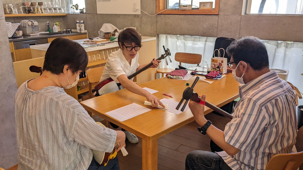 wasaryo's tweet photo. 尾上秀樹 中棹三味線体験教室
無事に終了致しました🎵
本日は可愛いいお子さまも
参加して下さり
有難うございました
体験教室でしか頂けない
新しいサインをGET☺して
又 次回をお楽しみに🎵🎵 https://t.co/9cez8573RL