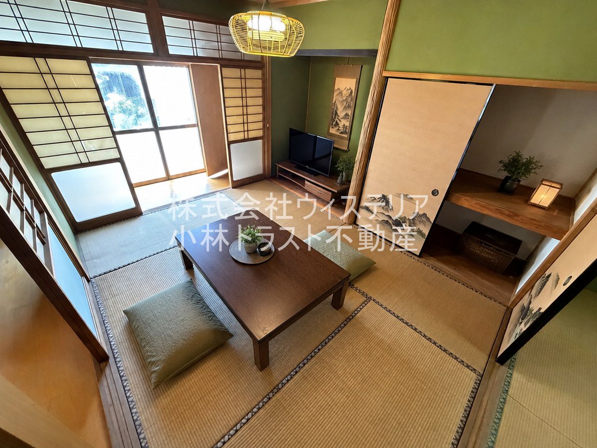 kobayashi_trust's tweet photo. 【検証】家賃3.8万円で「趣味全振りの秘密基地」を作ろうとしたら、とんでもない戸建に行き着きました。🤔🔥 「バイクを家の中に入れたい」 「DIYで自分好みに改造しまくりたい」 「毎日釣りに行ける静かな環境で暮らしたい」 そんな男の（女の）ロマンを全部詰め込んで、家賃3万円台で実現できる物件、見つけちゃいました。正直、広すぎて笑います😂
 今回のイチオシ：『トラストハウス星賀』

🏍️ 1. 夢の「土間ガレージ」！バイク複数台収納OK なんと土間にバイクを直接入れられます！大切な愛車を雨風や盗難から守り、家の中で眺めながらメンテナンスできる。バイク乗りなら一度は憧れる環境じゃないですか？🛠️✨

🛠️ 2. 家賃3.8万円で「129.52㎡」の6DK＆DIY可！ 部屋数が多すぎて掃除が追いつくか心配になるレベルの6DK。しかもDIY可能！アトリエにするもよし、推し活部屋を量産するもよし。ルームシェアや事務所・SOHO利用もOKなので、仲間と秘密基地を作るのもアリです🏠🎨

🎣 3. 衝撃の「駅徒歩289分」＆海はすぐそこ 正直に言います。最寄りの唐津駅から徒歩289分（約4.8時間）です。車必須！🚗💨 でも、その代わり海（向島渡船場）は徒歩圏内！釣り好きにはたまらないロケーションです。都会の喧騒から離れ、静かな環境で暮らしたい人やセカンドライフに最高の舞台が整っています🌊🎣

🏠 物件の推しポイントまとめ 
所在地：唐津市肥前町星賀 
間取り：6DK（和室5部屋＋洋室1部屋） 
特典：敷金ゼロ！前家賃1ヶ月無料（フリーレント）！仲介手数料不要（貸主のため）！初期費用がバグレベルで安いです💰 
これだけ自由度が高くて3.8万円は、正直言って破格の「大人の遊び場」です🌪️ 
「まだ空いてる？」「初期費用いくら？」と思ったら、迷わずDMまたは公式HPへ！✉️💨 
「Xで駅徒歩289分のDIY物件見た」と伝えていただければ、小林トラスト不動産のプロが爆速で調整します🤝✨ 
#唐津 #肥前町 #DIY物件 #ガレージハウス #釣り好きと繋がりたい #田舎暮らし #セカンドライフ #ルームシェア #コスパ最強 #佐賀移住

https://t.co/HLESJBGzc5