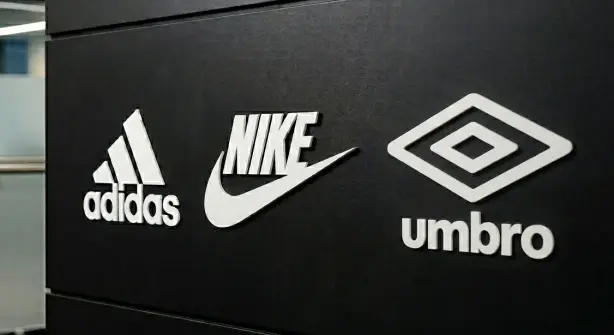 santiagasu's tweet photo. 👟👕🇵🇾 Puma, Lacoste, Hering, Lupo, Good American y Lunelli ya producen en Paraguay.

🏭 Y no son las únicas. Nuevas empresas internacionales están analizando instalar industrias en el país atraídas por las ventajas competitivas que ofrece el régimen de maquila.

📈 El éxito de estas marcas está generando un efecto contagio: cuando compañías globales observan que firmas reconocidas producen desde Paraguay, el país gana credibilidad como destino de inversión.

❓¿Qué buscan en Paraguay?
📌 Estabilidad macroeconómica
📌 Energía competitiva
📌 Esquema tributario simple
📌 Ubicación estratégica dentro del Mercosur

🏗️ Actualmente cerca de 300 empresas operan bajo el régimen de maquila, consolidando un ecosistema industrial cada vez más amplio y diversificado.

💰 En 2025, la maquila paraguaya alcanzó un récord histórico de US$ 1.309 millones en exportaciones.

📦 Esto representa cerca del 70% de todas las exportaciones industriales del país.

🚗👕🥫 Los sectores con mayor crecimiento son:
📌 Autopartes
📌 Confecciones
📌 Alimentos
📌 Plásticos
📌 Aluminio

👷‍♂️👷‍♀️ Hoy la maquila genera más de 35.000 empleos directos y el sector espera superar los 40.000 puestos de trabajo durante 2026.

⚡ Para muchas industrias, el costo de la energía es determinante. Y Paraguay cuenta con una de las principales ventajas competitivas de la región en ese aspecto.

🌎 Lo que hace algunos años parecía una apuesta, hoy comienza a consolidarse como una realidad: Paraguay gana espacio como plataforma regional de producción para marcas globales.