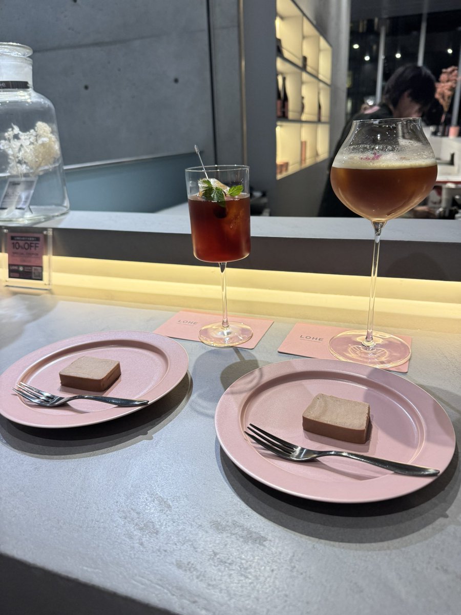 chocokuncom's tweet photo. 梅田で夜遅くまでチョコレートを楽しむなら『LOHE』。コーヒーを使ったカクテルに力を入れているだけでなく、チョコレートメニューも豊富。カカオチーズケーキは、カカオの華やかさをチーズのコクが優しく包み込み、上品な生チョコのような深み。一緒に注文したピーチのコーヒーカクテルは澄んだ味わい https://t.co/rMsk6Iwwnn