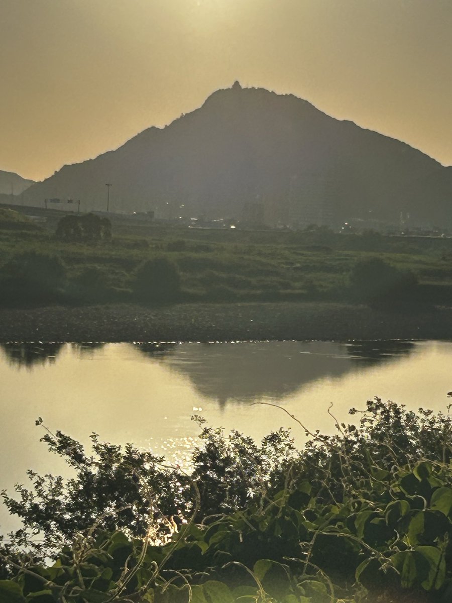 Samuraishikawa's tweet photo. 長良川に映える、逆さ金華山🏔️と岐阜城🏯
目前に広がる景色に、しばし歩み🚶を止めました。
信長公や、古の岐阜の民も、この景色を愉しんだのかも😌

#金華山
#岐阜城
#長良川 https://t.co/iY7B1RuKJp