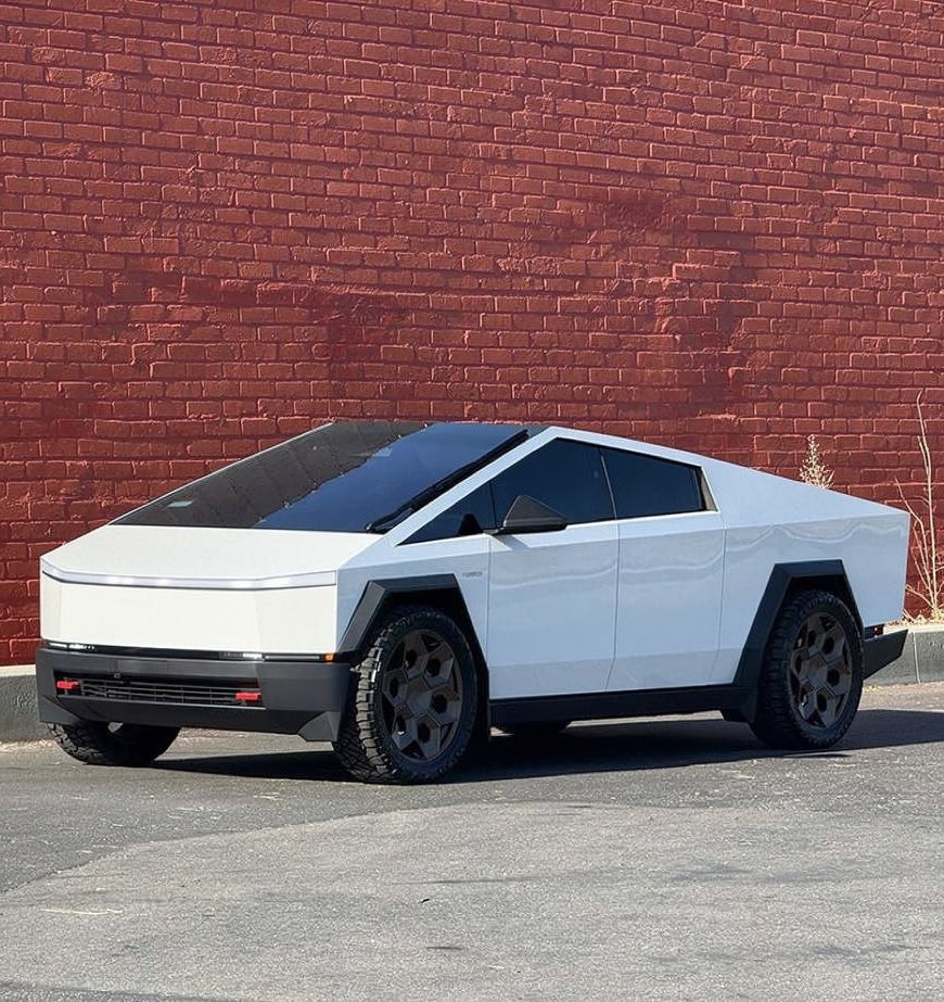 DigitalDaisyX's tweet photo. The white Cybertruck looks insanely clean 🔥 https://t.co/n8rrkxkaFr