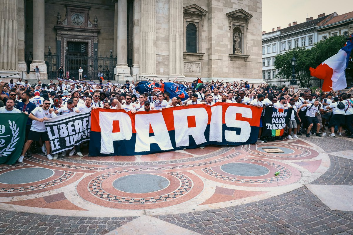 PSG_inside's tweet photo. La ferveur parisienne à Budapest ! 🔥❤️💙

#UCLfinal https://t.co/MAlppTBVmu