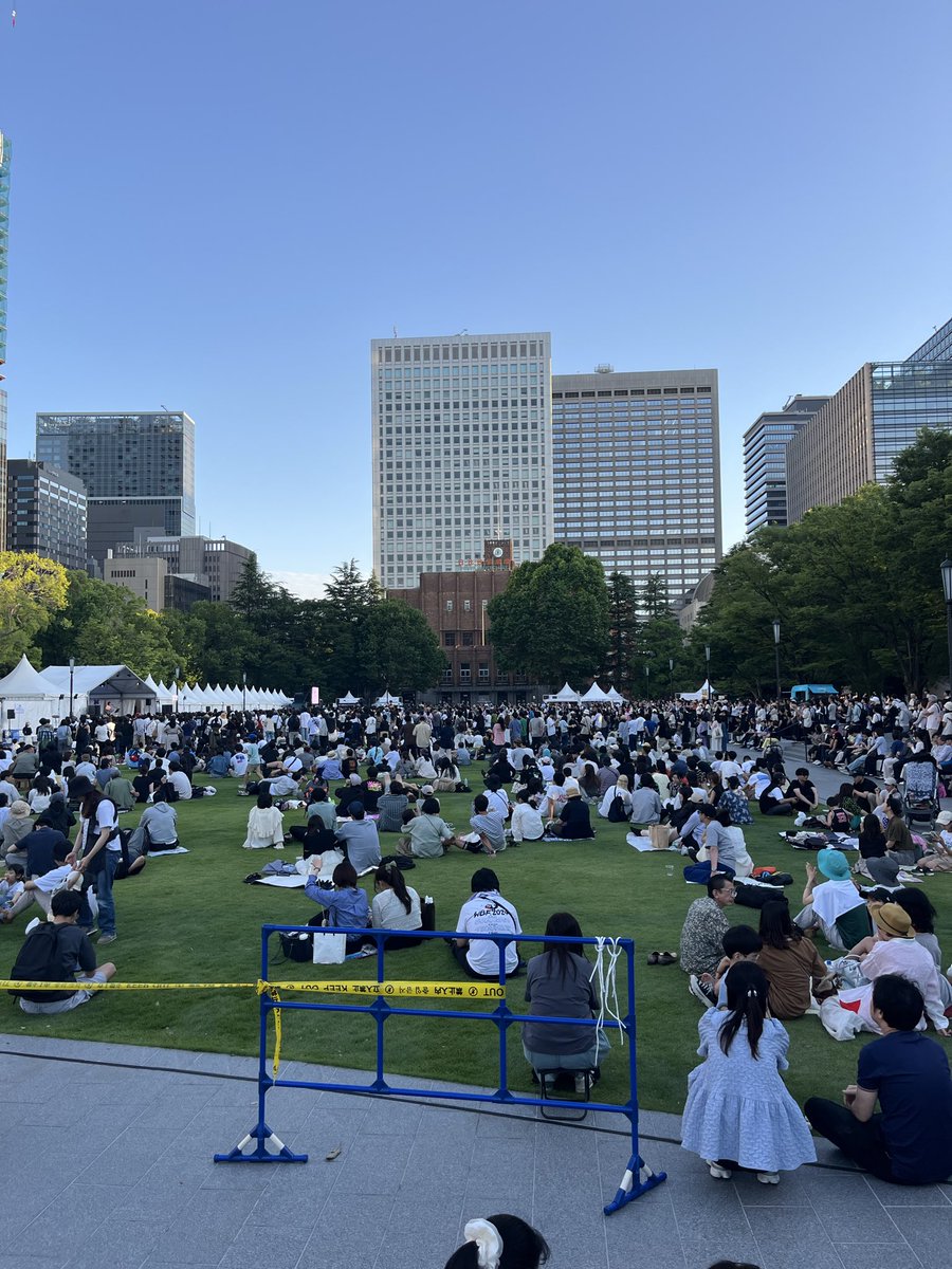 yusukecchi's tweet photo. 日比谷音楽祭2026に行ってきました。

去年の初日は雨でしたが、
今年は快晴！
なんか去年よりも人が多い印象でした。

野音が改修工事中なので、
Hibiya Dream Session は
東京国際フォーラムでの開催。

１日目は、渡辺貞夫さんからトリの岡村靖幸さんまで豪華ミュージシャンが勢ぞろい！

中でも、スガシカオさんのアコースティックライブが心に沁みました。

亀田さんのベース、佐橋さんのギター、、、The Music Park Orchestraと奏でるProgress、夜空ノムコウがとてもシンプルなアレンジで、素晴らしかった。

想像もしない音楽との出会い。
これこそ日比谷音楽祭！

亀田さん、スタッフの皆さん、
ありがとうございました。

明日も楽しみです。

#日比谷音楽祭2026
#亀田誠治
#スガシカオ