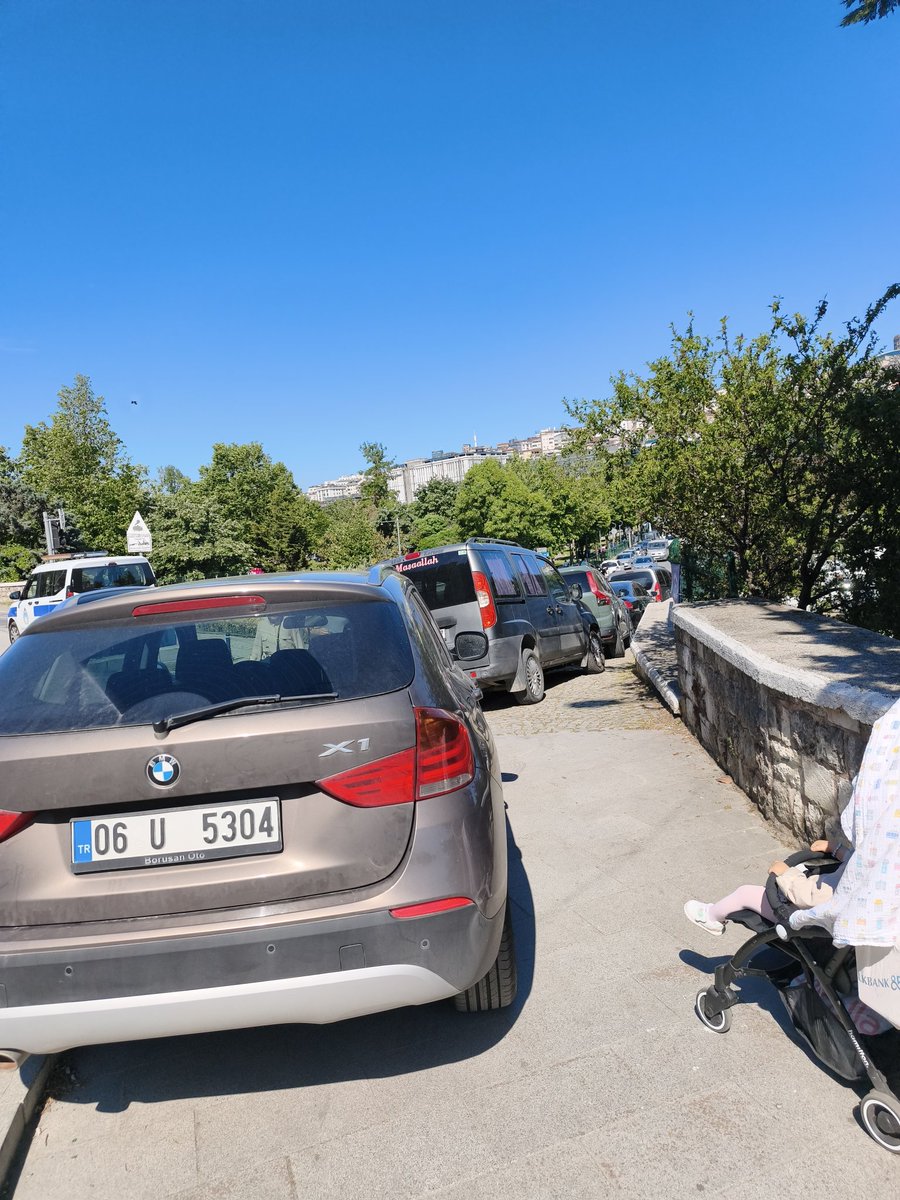 ikadiogluu's tweet photo. @KagithaneBelTR  iyi bayramlar , Kpark a üç kuruş otopark parası vermemek için bu kaldırım sürekli bu şekilde isgal ediliyor . Bebek arabasiyla gecemiyorum . Engelli bir vatandaş burada nasıl geçecek ! Buraya araba parkını engelleyecek dubalar koymanızı talep ediyorum. https://t.co/Z9sSXYjqyE
