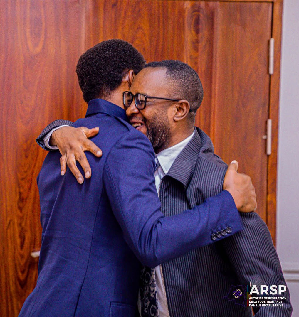 ChadrackMbuyi01's tweet photo. Lualaba : Lancement du contrôle de conformité des activités de sous-traitance 

Le Directeur général de l’ARSP, @MiguelKashal , a visité les sociétés SICOMINES, COMMUS et CARRILU avec un message ferme sur l’accès des PME congolaises aux marchés.

Le lancement du contrôle de conformité des activités de sous-traitance dans la province du Lualaba a été marqué par des audiences de présentation de civilités auprès du président de l’Assemblée provinciale, Jean-Marie Kaseya, et de la gouverneure de province, Fifi Masuka Saini, suivies de descentes sur le terrain.

Auprès des responsables de SICOMINES, de la Compagnie Minière de Musonoie (COMMUS) et de la Carrière du Lualaba (CARRILU), spécialisée dans la production de ciment et de chaux vive, le DG de l’ARSP a insisté sur l’importance d’accorder des marchés aux PME congolaises, conformément à la vision du Chef de l’État, Félix-Antoine Tshisekedi Tshilombo, visant l’émergence d’une véritable classe moyenne congolaise.