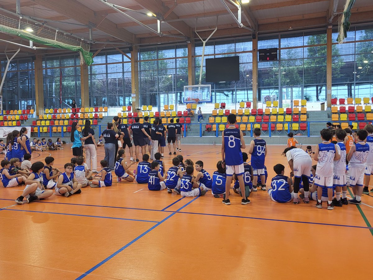 PSOEAlcaladeH's tweet photo. 🏀 DEPORTE | Nuestro concejal @AlbertoBlazquez ha asistido a la clausura de las Escuelas Municipales del Club Baloncesto Alcalá (@cbalcala), celebrada esta mañana en el Pabellón de Espartales. ⛹️‍♂️

¡Enhorabuena a todos los chicos y chicas por la temporada! 🤗 https://t.co/SdlxnbBJS0