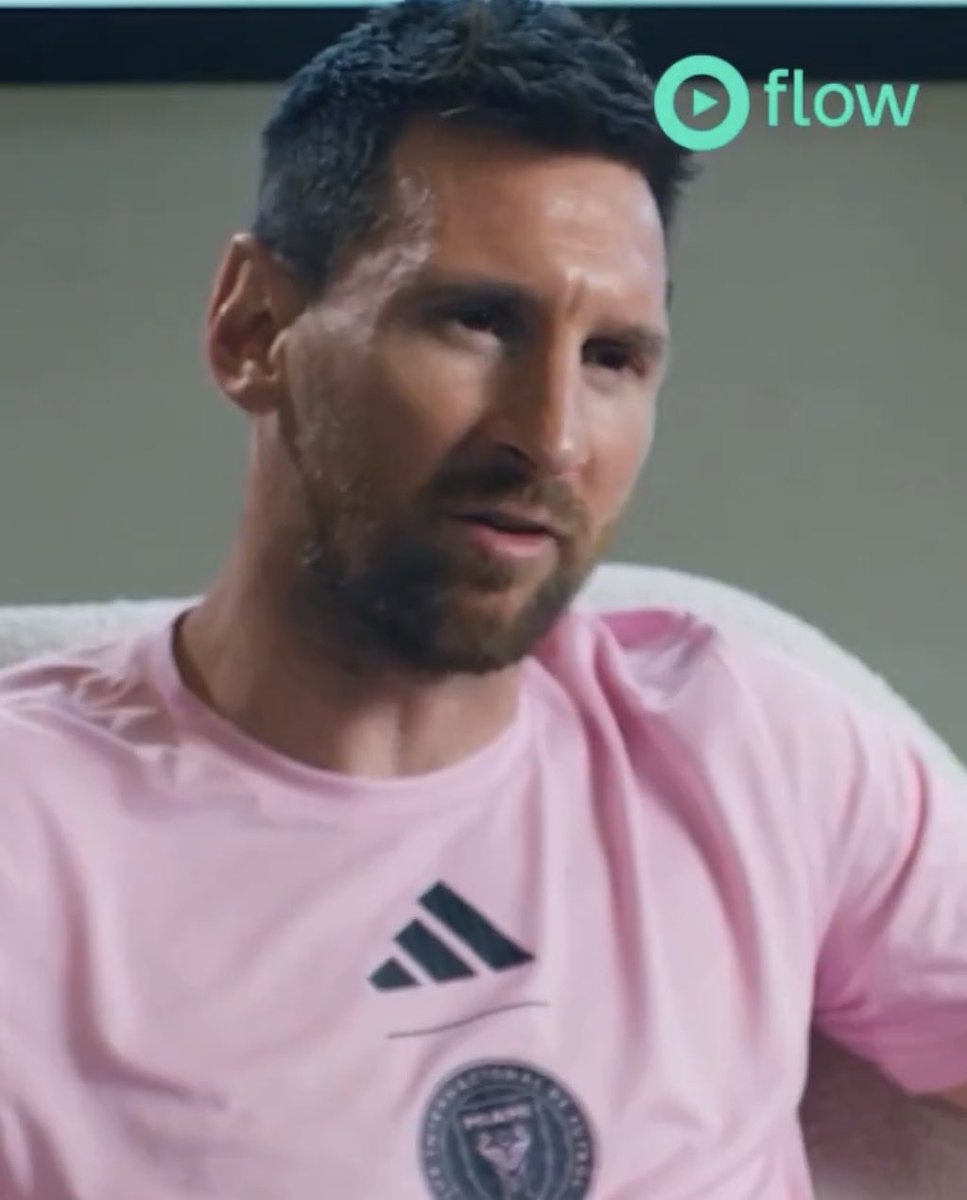 M10GOAT's tweet photo. الأسطورة ميسي متحدثًا عن سكالوني: 

"الجميع أو معظمهم في المنتخب لم يكن الكثيرون يعرفونهم، وهو من استدعاهم للمرة الأولى، هو من منحهم جميعًا الثقة.

عندما يأتي مدرب ويضمك لأول مرة ويمنحك تلك الثقة، فإنك بشكل لا شعوري تشعر بأنك مدين له بشيء ما.

ليس بمعنى أنك مدين له فعلاً، لكنك تشعر بذلك، فهو من أحضرني إلى هنا، ولم أخيّب ظنه."