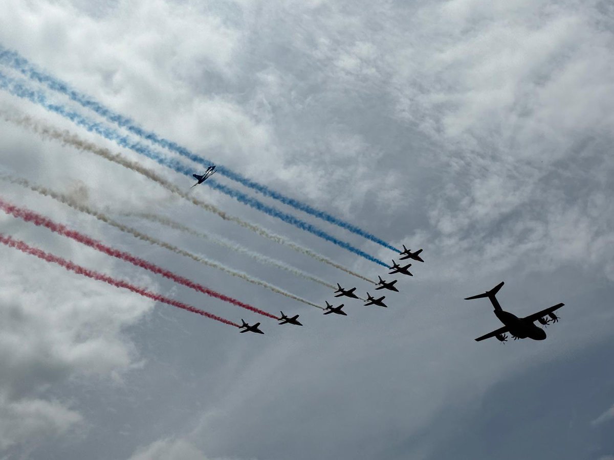SafranAerosys's tweet photo. Et pour ceux qui ne peuvent pas être présents : voici une partie des démos en vol de la journée avec l’A400M, le #Rafale Solo Display et la @PAFofficiel 😍 #FOSA #Avgeek https://t.co/kL7e3bORMM