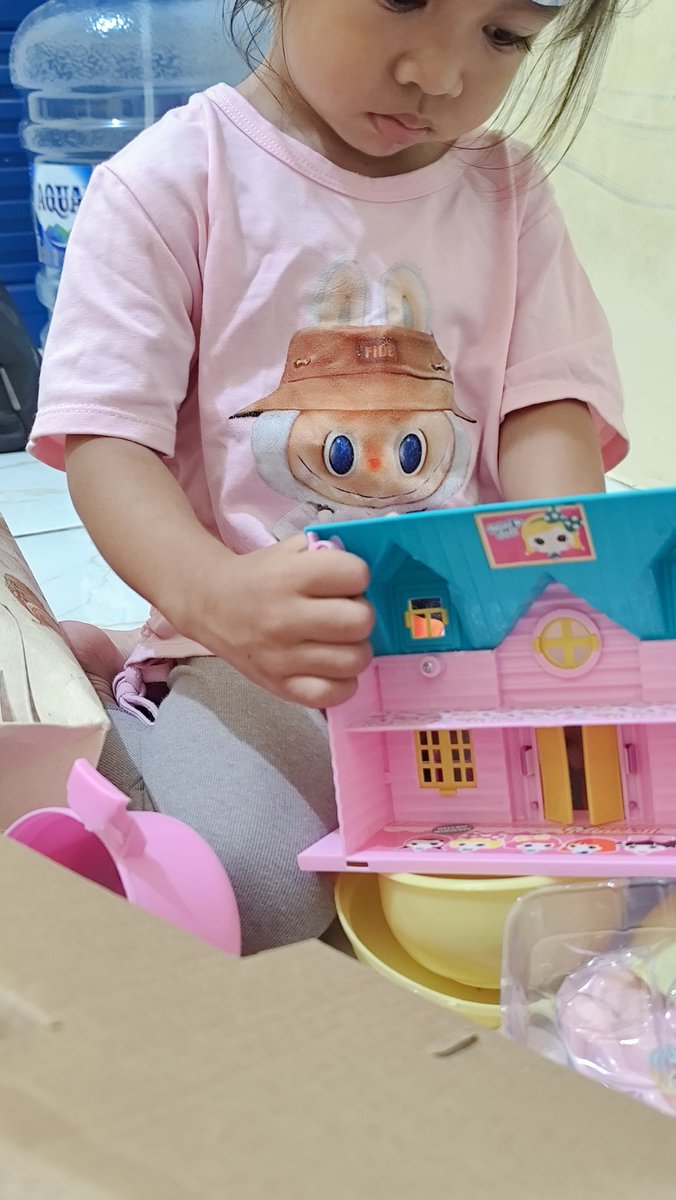mayb_mee's tweet photo. Yang muntah anaknya, yang nangis emaknya 😭😭😭😭

Gabisaaaaa, padahal cuma ngebersihin sisa-sisa dimulut sama leher bocil terus gantiin baju. Tapi sambil hoek hoek 😂 untung punya suami ga sama-sama jijian. https://t.co/dH19oXRYeM