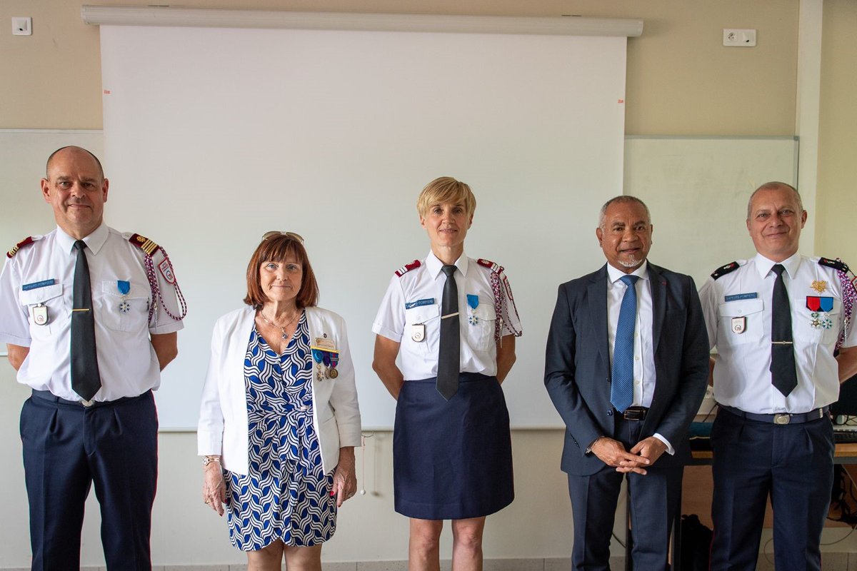SDIS71's tweet photo. #ONM🎖Remise des insignes de chevalier dans l’ordre national du mérite à l’infirmière capitaine @CruelSandrine, cheffe du service santé-formation et infirmière-cheffe adjointe à la sous-direction santé.
Une reconnaissance à la hauteur d'un engagement exemplaire !
📸@NicolasTitre https://t.co/pPHmIRhjV9