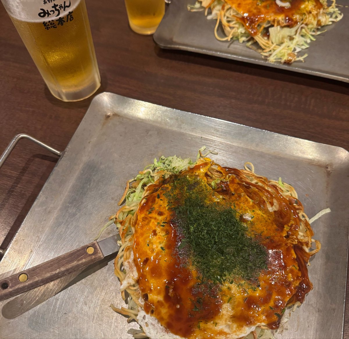 STY2i's tweet photo. 広島、もちろん真っ昼間からお好み焼きとおビールで満喫させていただきました　
川通り餅と桐葉菓というお菓子が美味しかった https://t.co/VmN4a2njmt