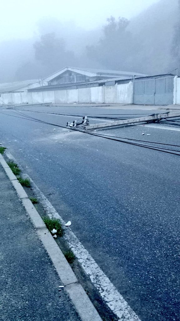 NoticiasValpoEx's tweet photo. #VALPARAÍSO
PRECAUCIÓN| Av Altamirano tránsito suspendido por choque de vehículo menor derribando al menos 3 postes de alumbrado público. https://t.co/sDbmzRcCZI