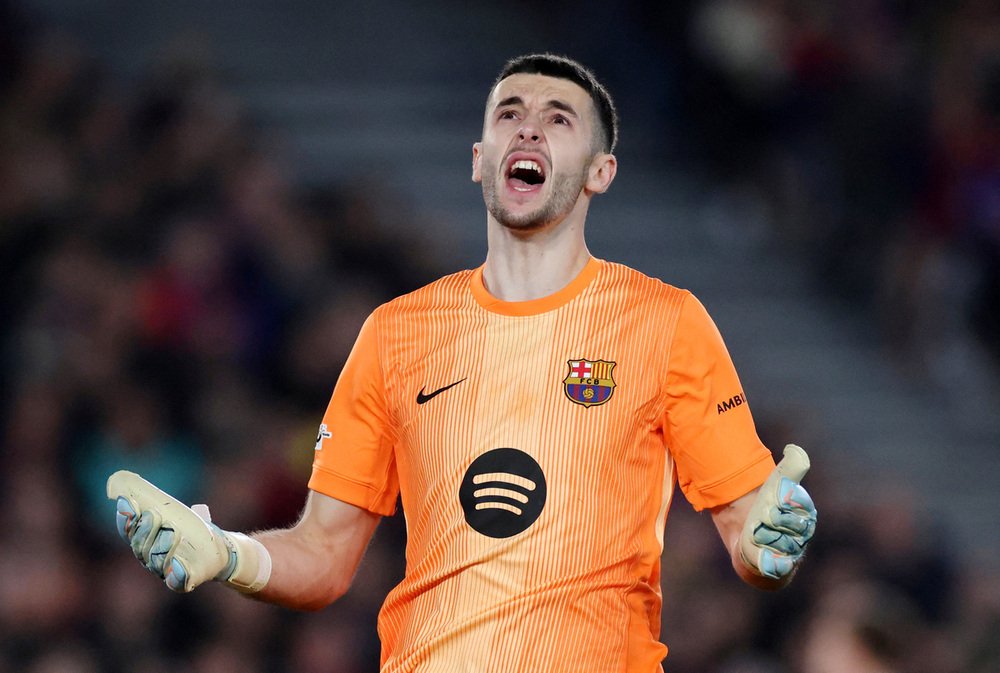 LaloyCharlyVar's tweet photo. 🔵🔴🎙️ Lo del Barça fichando en la Liga ya parece delito mediático.

Nico, Joan, Julián… da igual el nombre.

Cada movimiento nuestro viene con editorial, escándalo, moralina e histeria desde Madrid.

Luego otros pueden tocar lo que quieran, cuando quieran y como quieran.
Pero si lo hace el Barça, parece que hay que abrir un juicio sumarísimo.

¿No os da la sensación de que lo que realmente les jode no es el fichaje… sino quién ficha? 👇🏽👇🏽