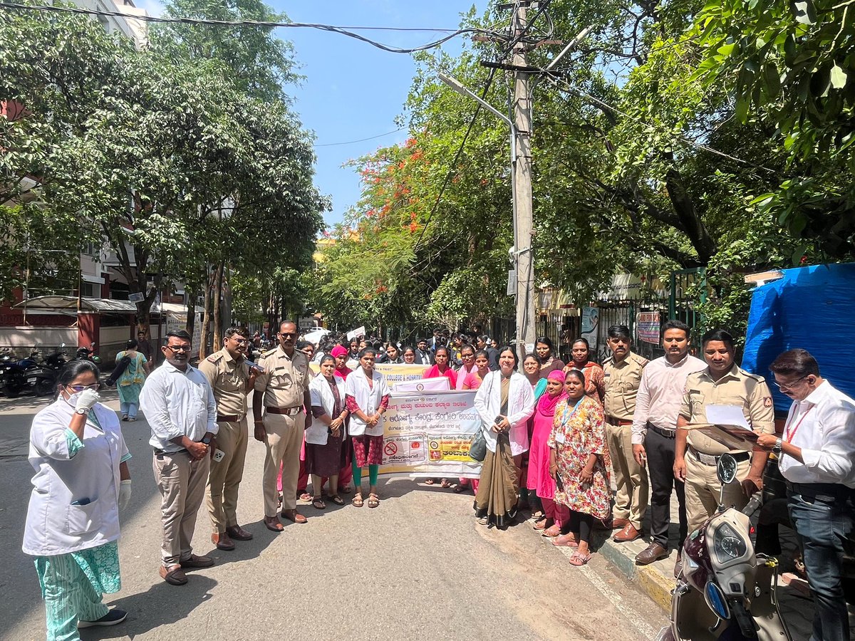 kengeribcpksp's tweet photo. ಪ್ರಾಥಮಿಕ ಆರೋಗ್ಯ ಕೇಂದ್ರ @kengeri ರವರ ಸಹಯೋಗದಲ್ಲಿ ನಡೆದ ಮಾದಕ ವಸ್ತು ಜಾಗೃತಿ ಕಾಯ೯ಕ್ರಮದಲ್ಲಿ ಪಾಲ್ಗೊಂಡು ಸಾರ್ವಜನಿಕರಿಗೆ ಜಾಗೃತಿ ಮೂಡಿಸಲಾಯಿತು....
@AcpKengeri @DCPSOUTHWESTBCP @CPBlr https://t.co/73gJQyFbUf