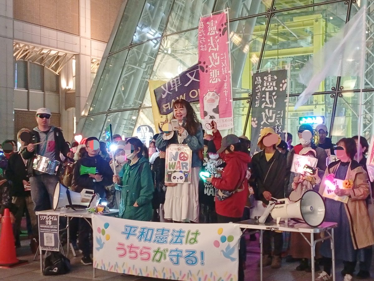 adbZm7sUXdS1oL9's tweet photo. 札幌駅南口広場 「 #平和憲法はうちらが守る !」ペンライト・アクション 2026-05-29
今日も見る見る人波が膨らんで1000人に!
「改憲反対!」「 戦争反対!」さまざまなコールが夜空に響きました。
#せんそうさせない緊急アクション !
#高市やめろ !
#FreePalestine !
#StopAttackingIran! https://t.co/Vct1g0ogGh
