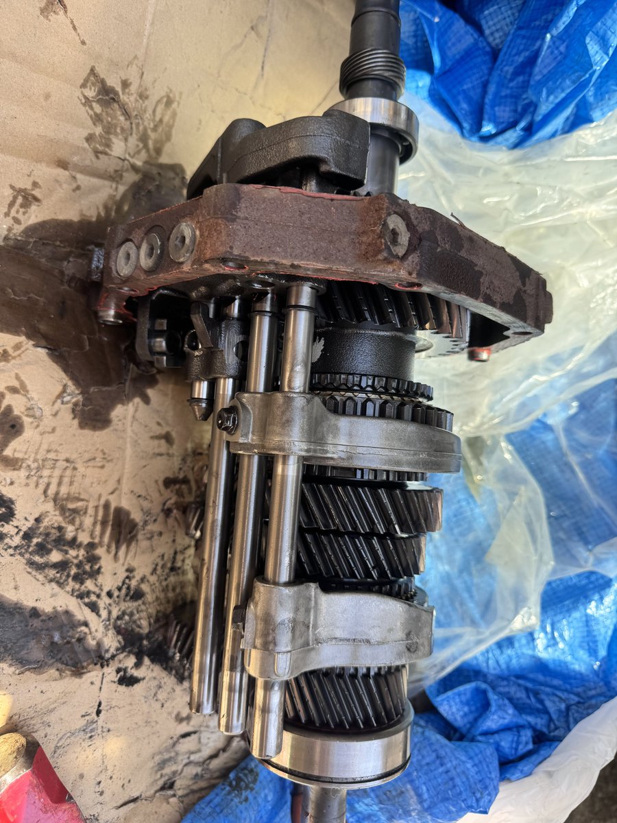 kedroo_03's tweet photo. r154
3速のギアとシンクロに遊びが全くなくて固着してる？
ニュートラルでも駆動伝わるし3以外のギア入れたら回らないし3入れようとしても最後まで入りきらないんだけど

そんな事ある？？ https://t.co/hjFOUybcDy
